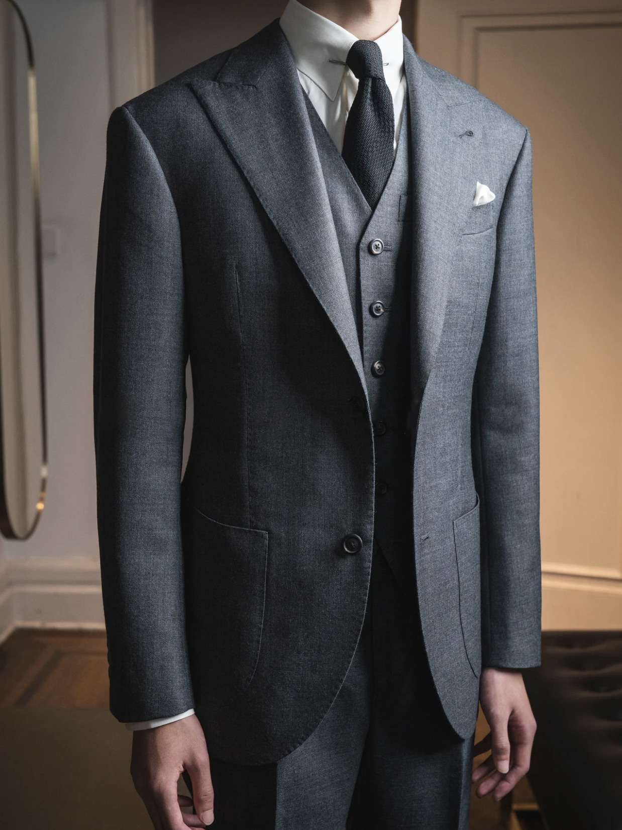 「婚礼系列」中灰色西装三件套