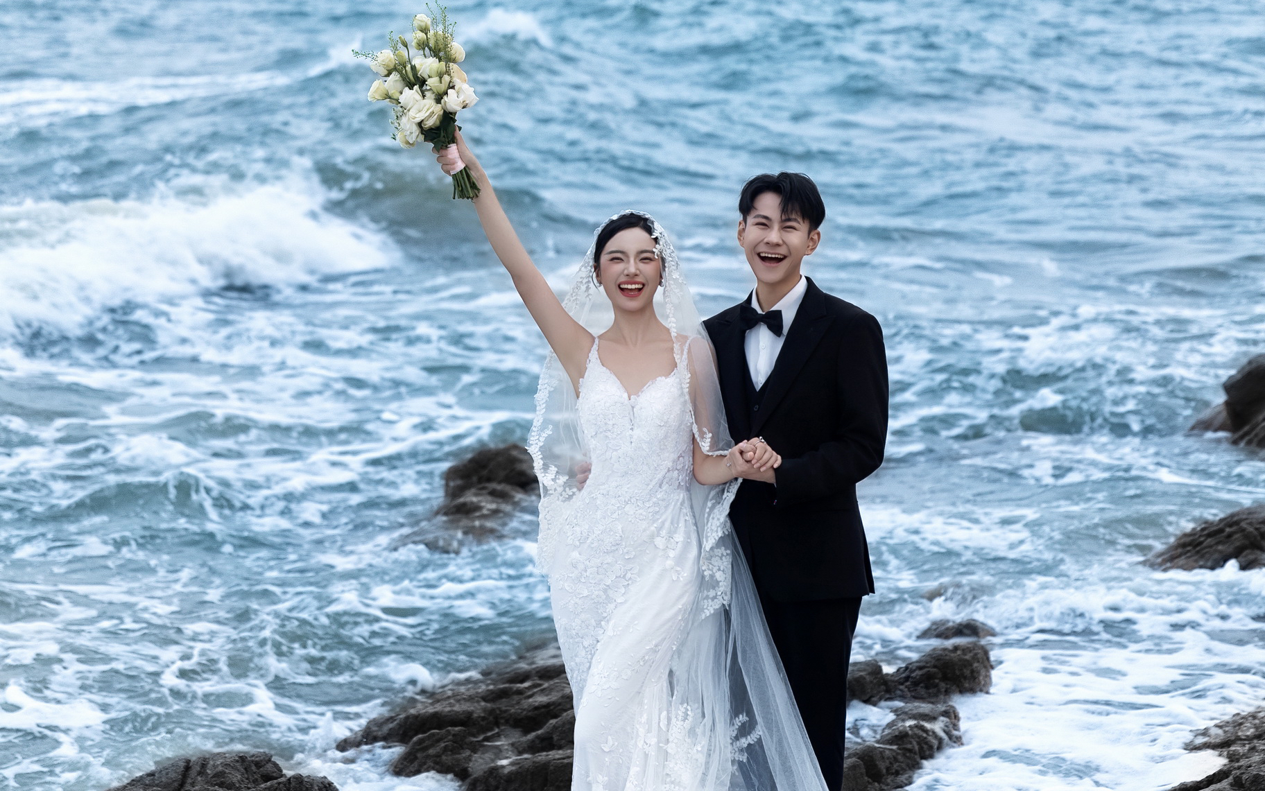 海景婚纱照｜浪花与礁石的浪漫邂逅