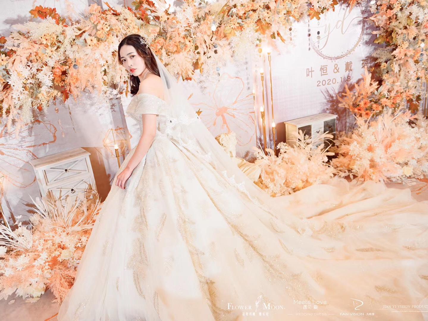 薇亚婚纱 镇店之作 赫本风优雅小V婚纱