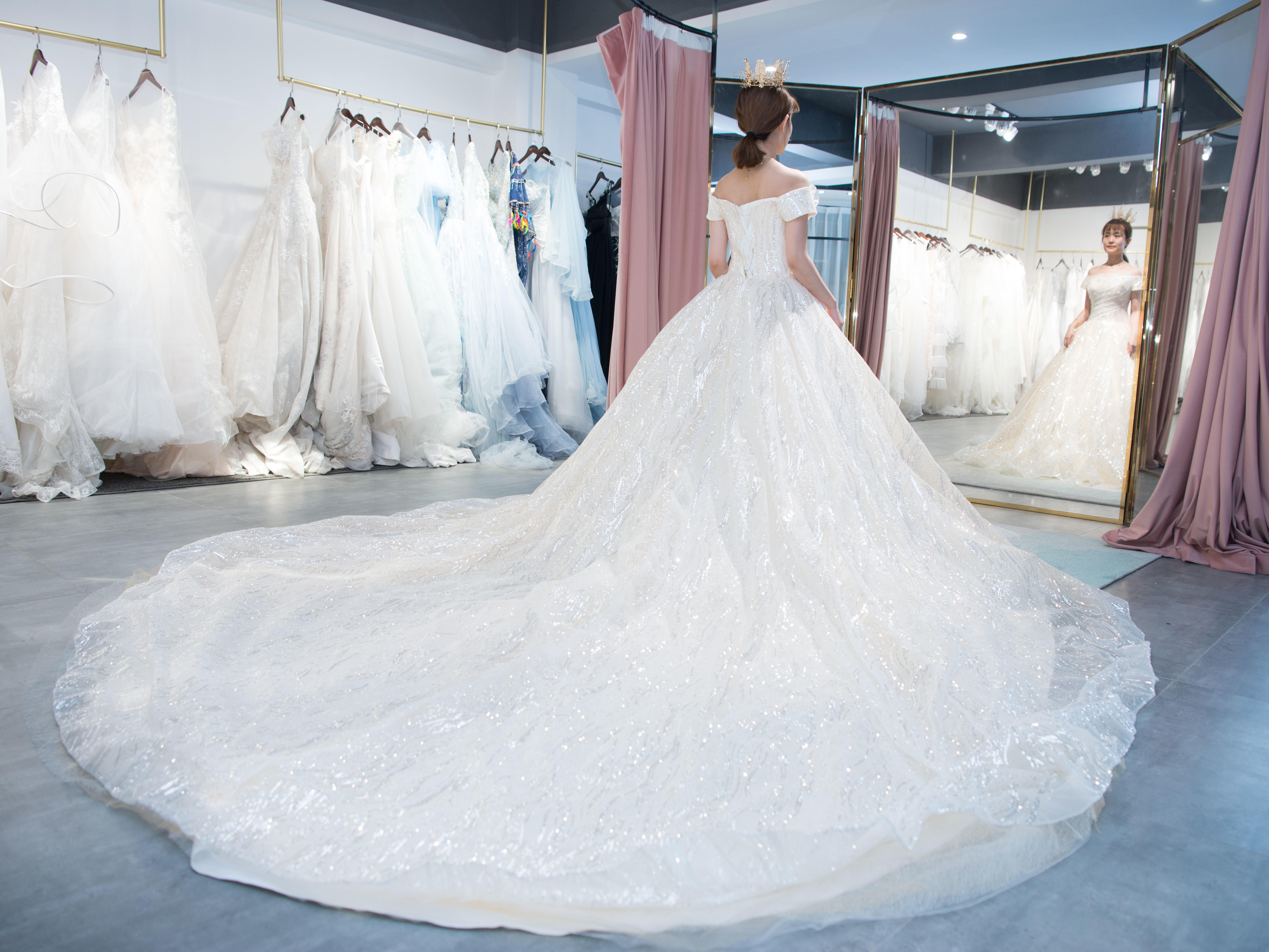 【5月超值套餐】高级化妆师全程跟妆+1件出门婚纱