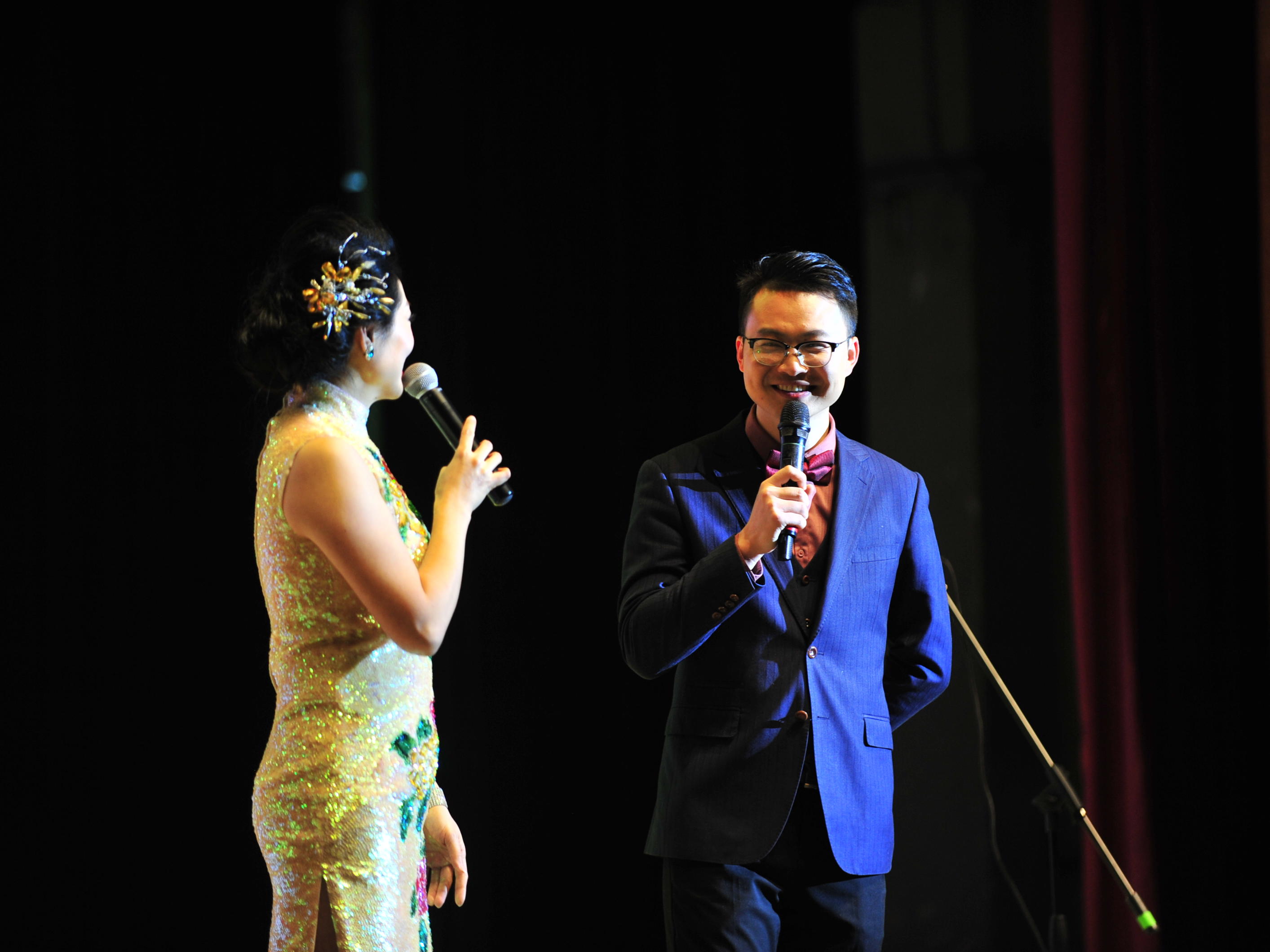 资深主持+资深化妆师+音乐助理+流程策划