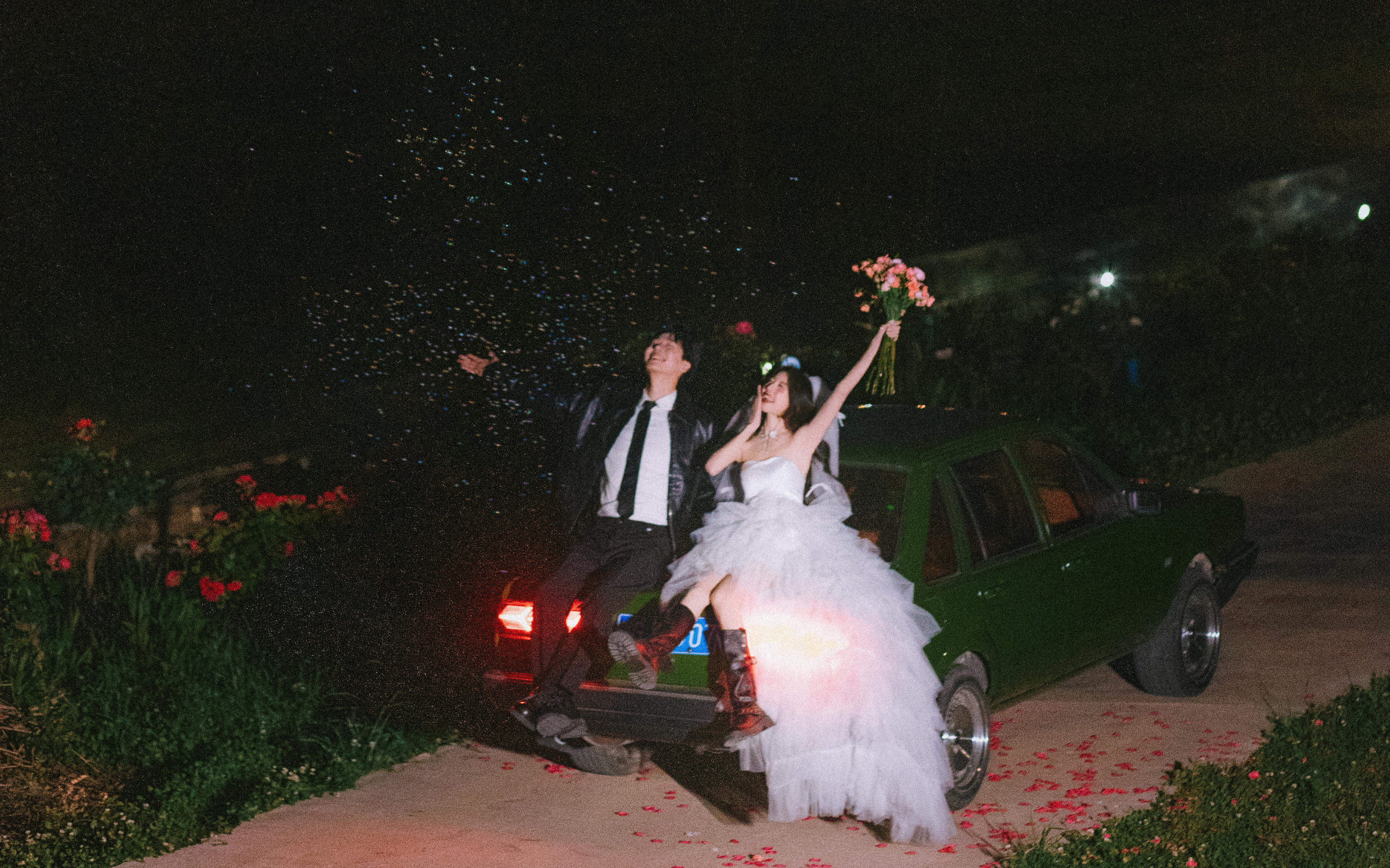 【施华洛摄影】闭眼冲超绝氛围感夜景婚纱照✨