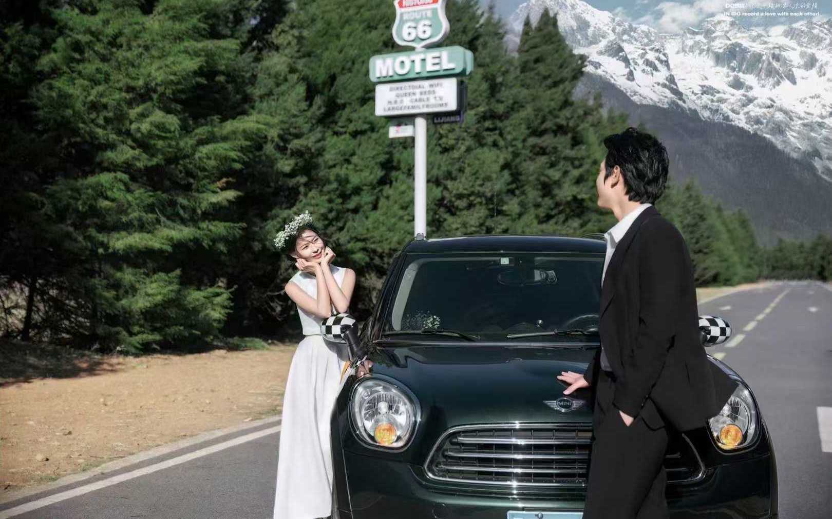 山林公路间的复古车旅风婚纱照