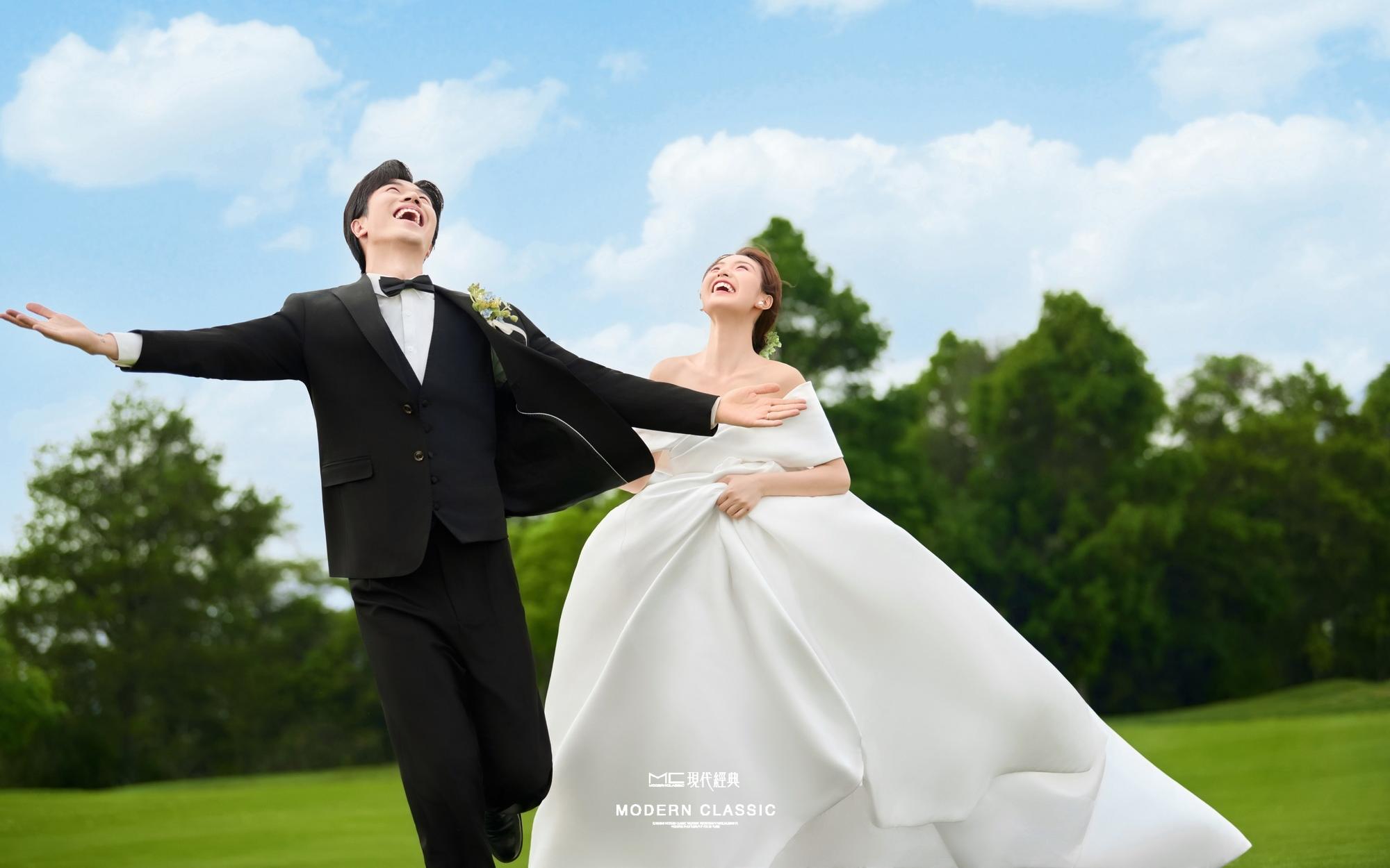 誰拍誰出片！高爾夫草坪婚紗照尊嘟大氣！