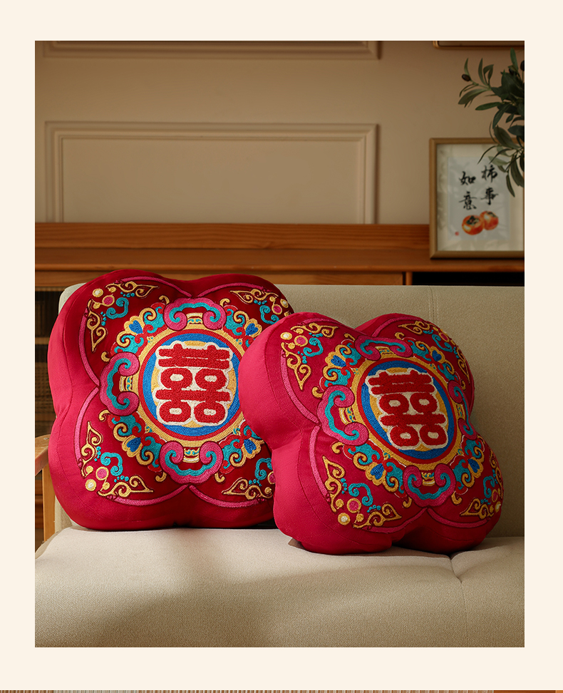 1对刺绣抱枕压床娃娃（送编织袋）