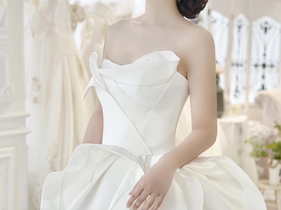 缎面抹胸婚纱，气质感爆棚，谁穿谁优雅的神奇婚纱