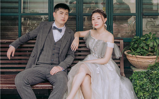 【Miss.U&Me】孔雀刺绣款百褶秀禾