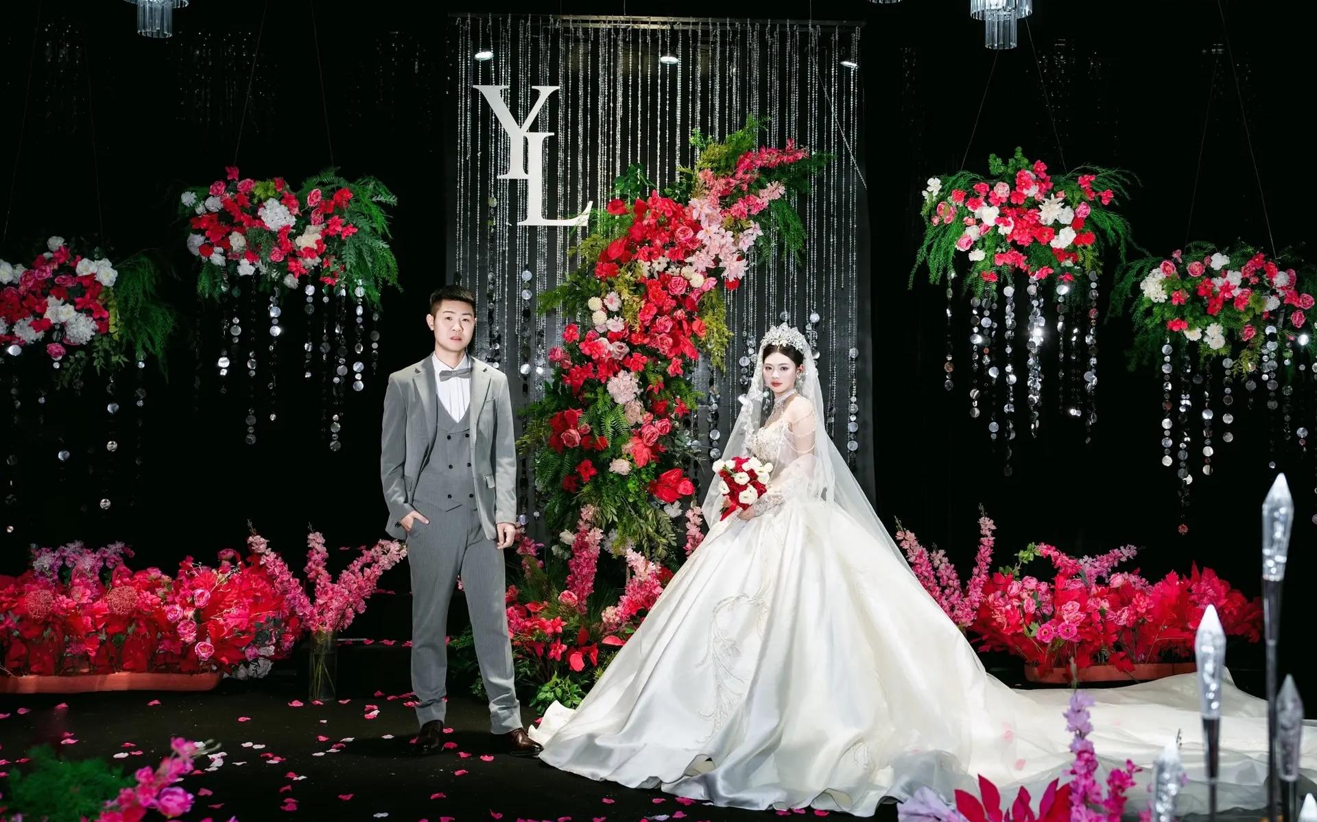 水晶映衬鲜花的婚礼