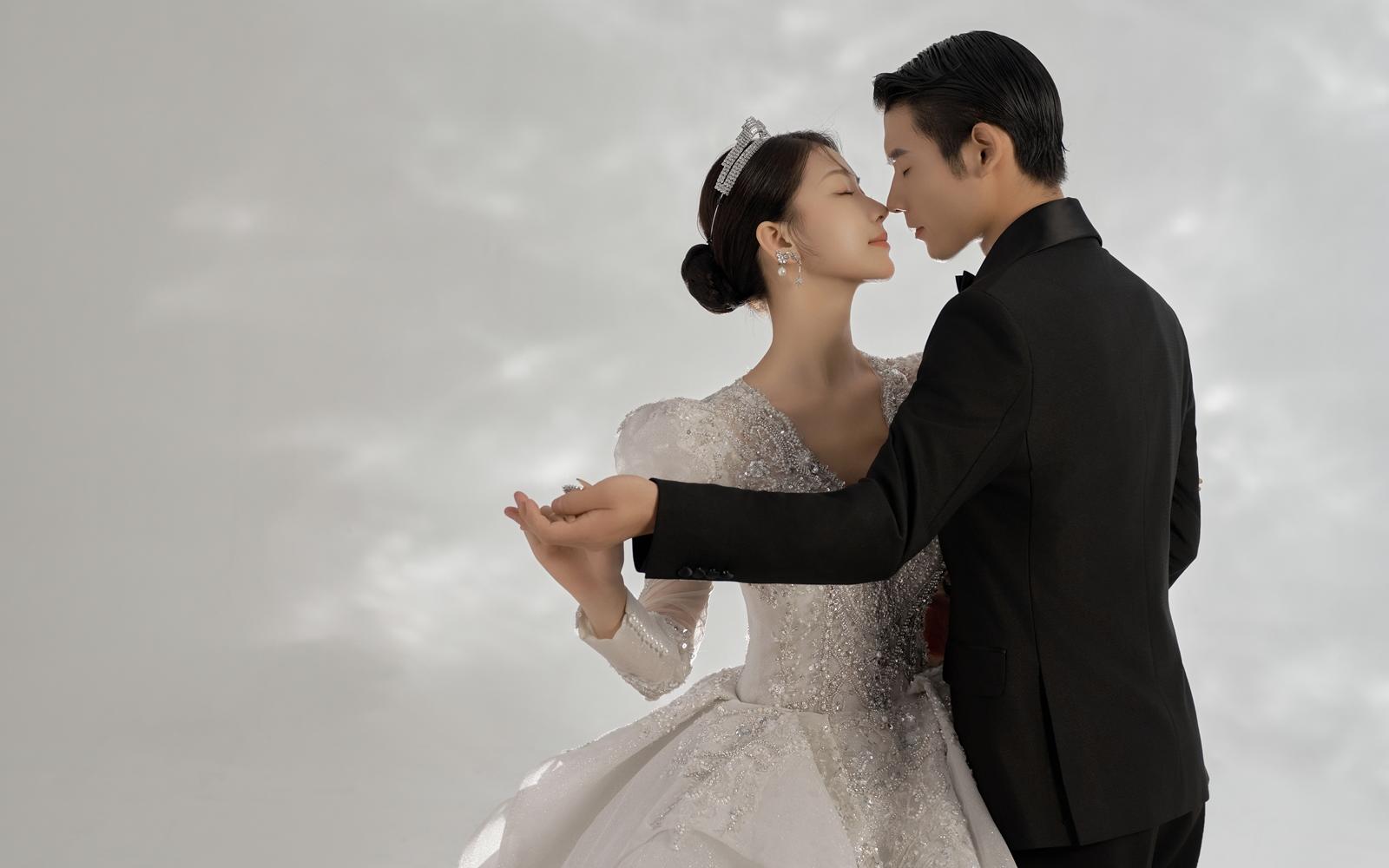 反复心动✨爱惨了我的氛围感极简光影婚纱照