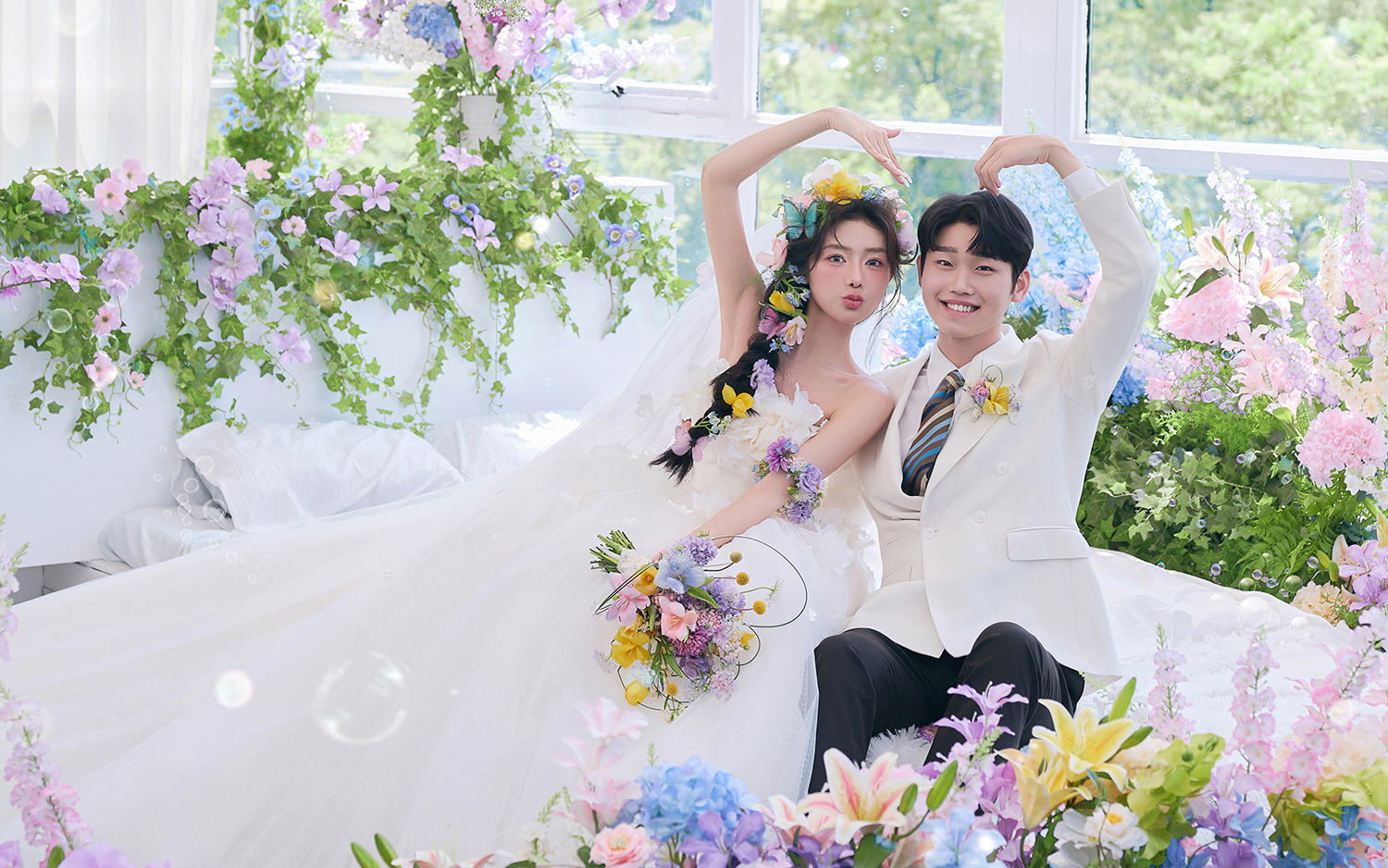 在室內(nèi)就可以拍的春日花房森系婚紗照??