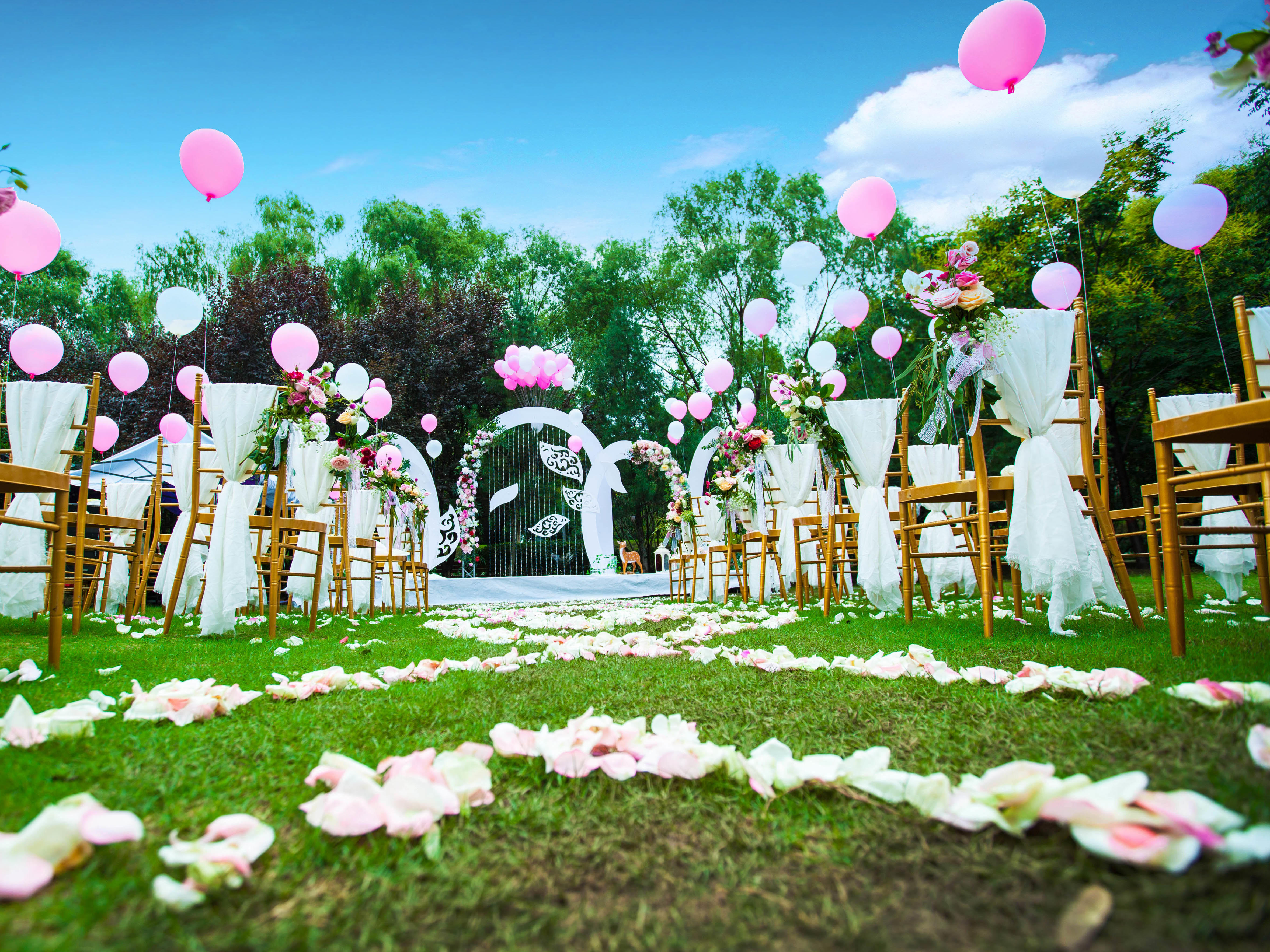 创始人档全程跟妆+秀禾高定婚纱礼服+西服+婆婆妆