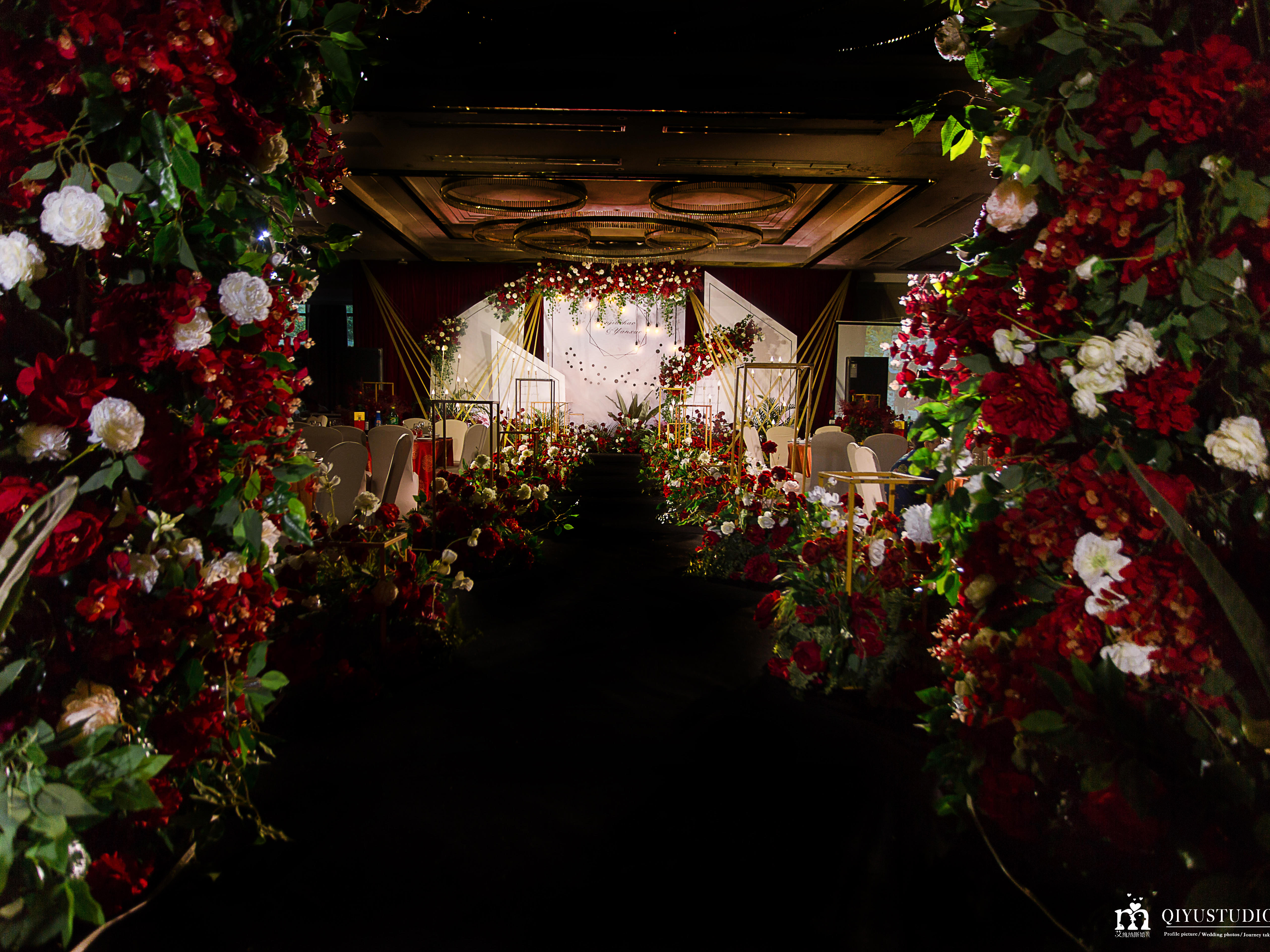 红与白的反差，加入黑的冲击，时尚，跳跃。