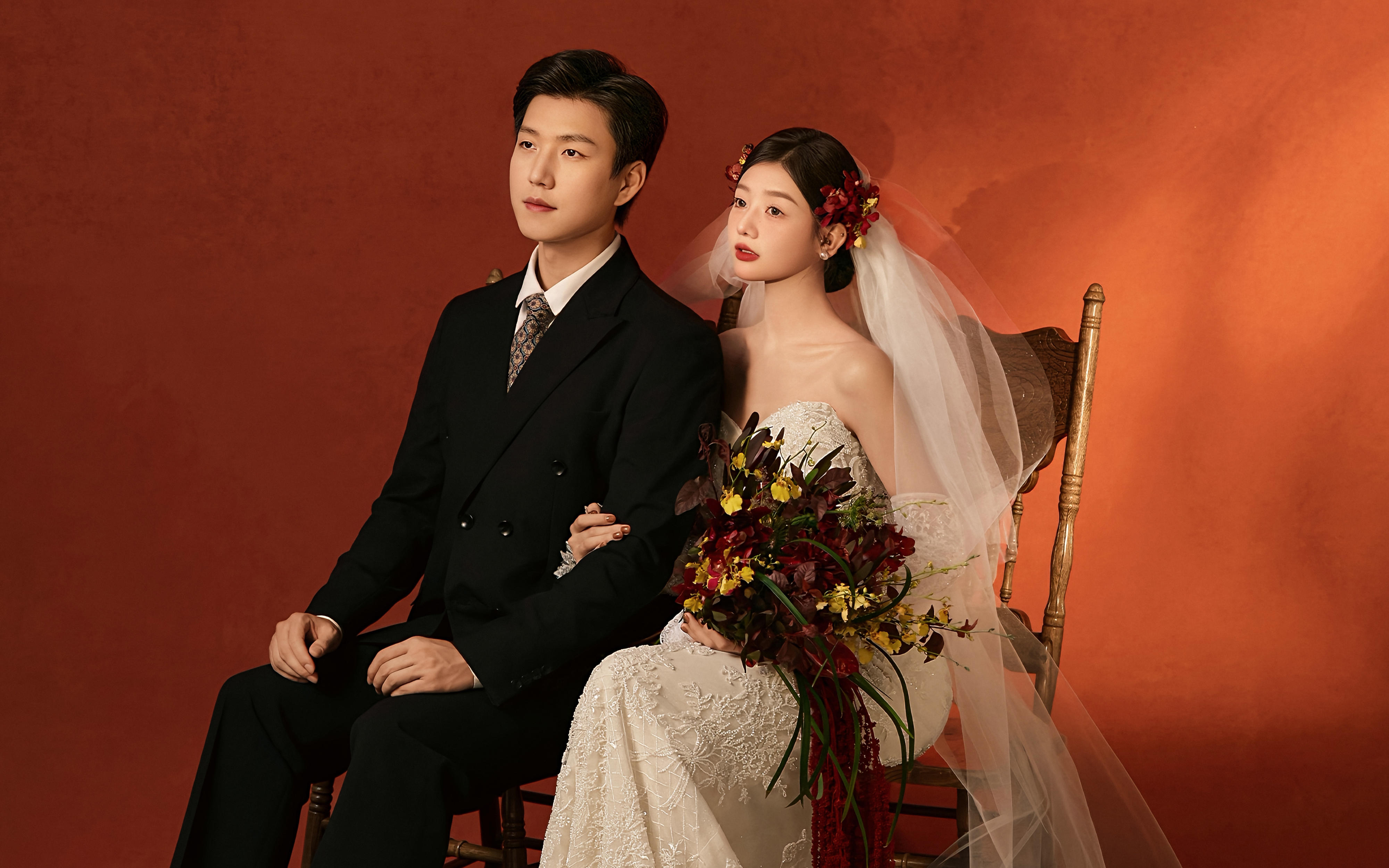 期待很久的紅色復(fù)古婚紗照??這也太出片了