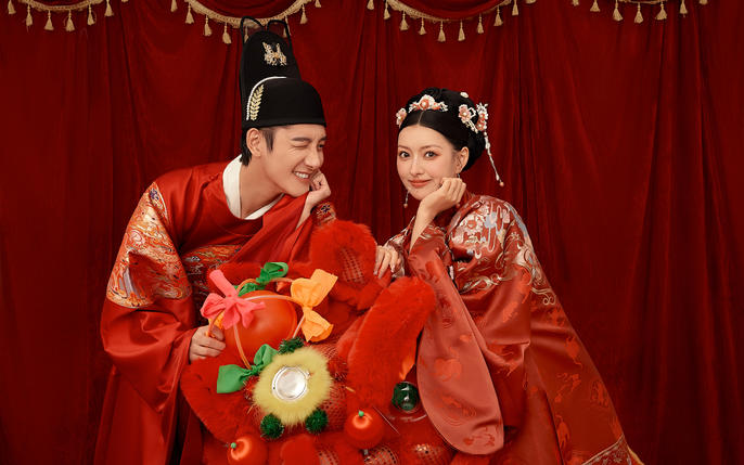 舞狮作为中国元素的潮流代表 运用在喜庆的汉服婚纱