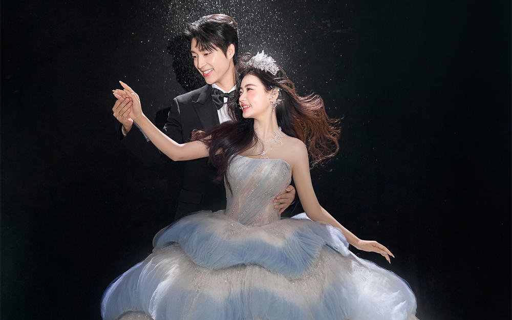 高光时刻✨这套光影婚纱照直接让朋友圈炸了~~