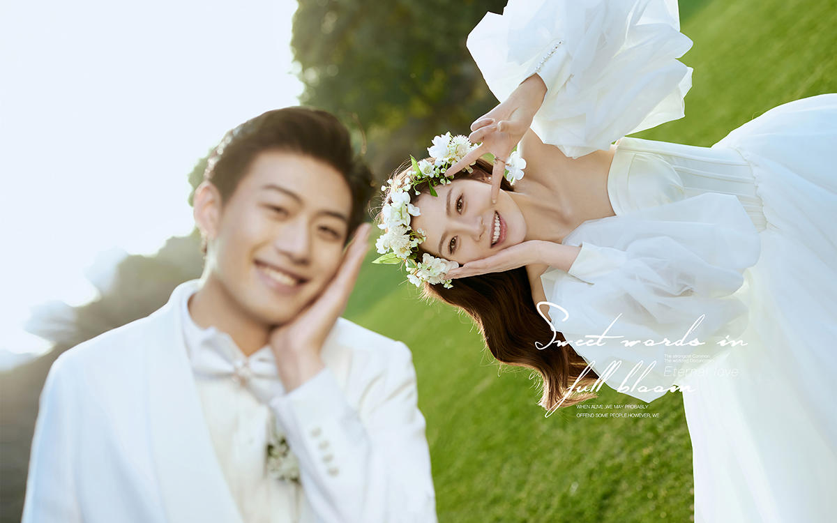 草坪婚紗照  藏不住的是余生的愛