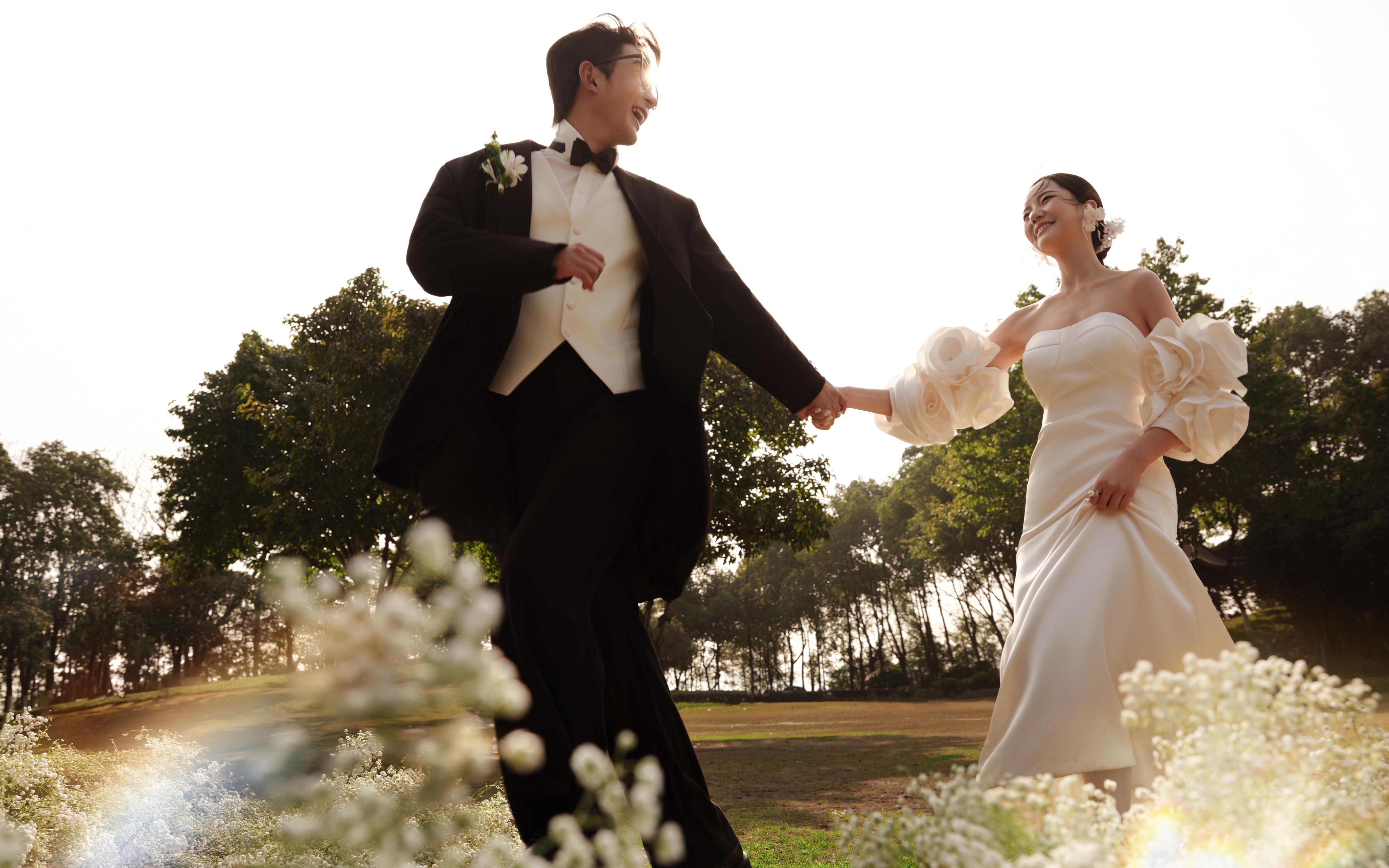 晚霞铺绮/风静爱意浓的复古森系婚纱照