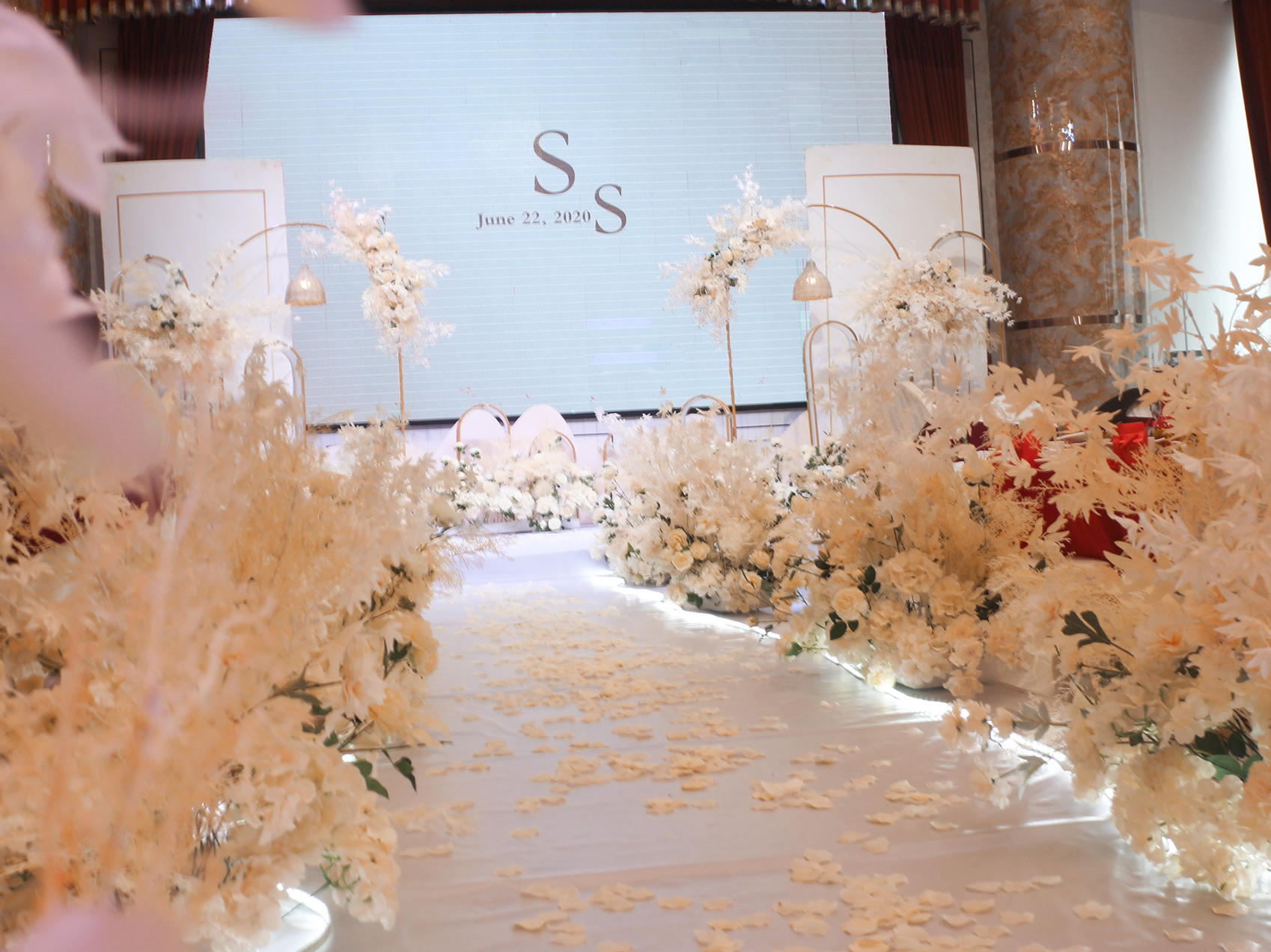 特惠套系，含四大主持摄像摄影跟妆，多款风格可选