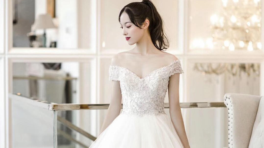 【皇后镇6999特惠主纱套系】甜美可人