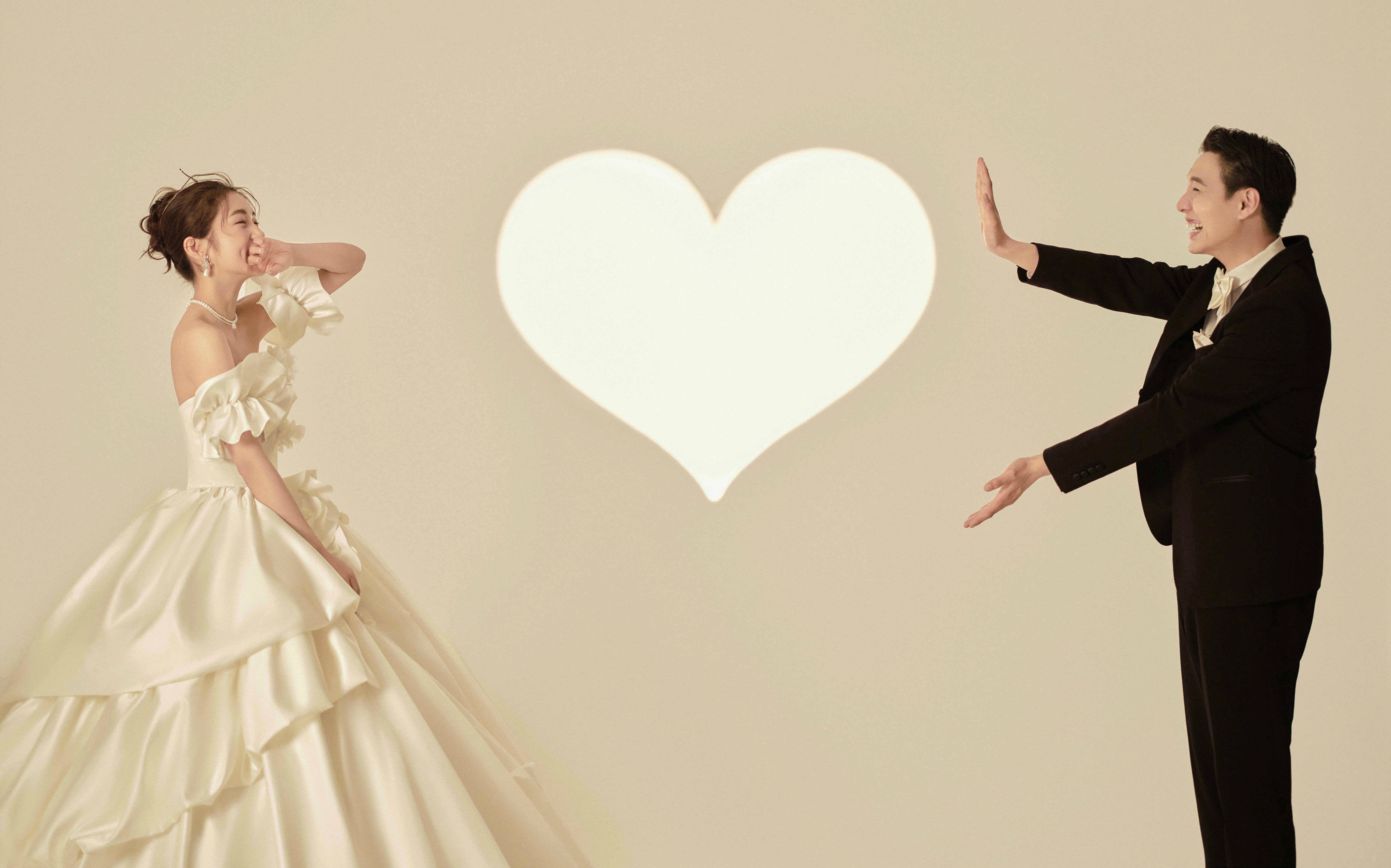 反复心动✨爱惨了我的室内氛围感光影婚纱照