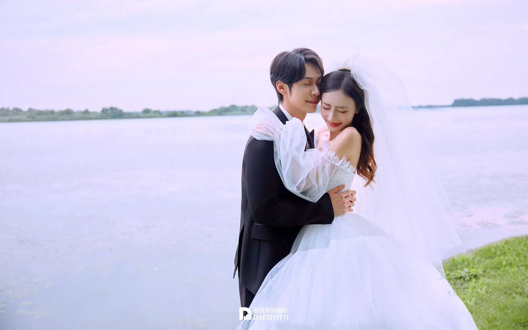 00后婚紗照新玩法！湖景+馬丁靴=絕絕子出片?