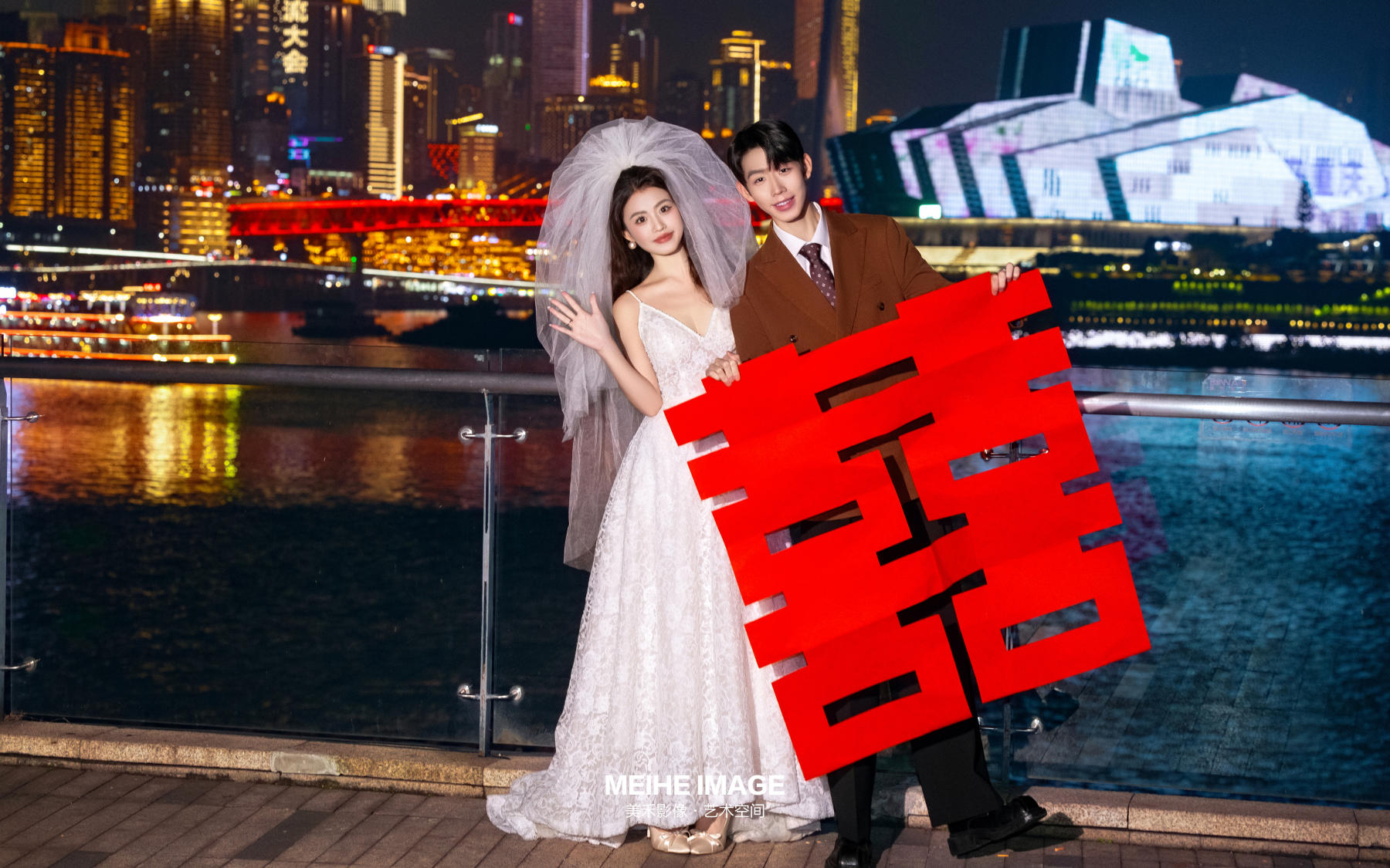 超有氛圍感的重慶夜景婚紗照???