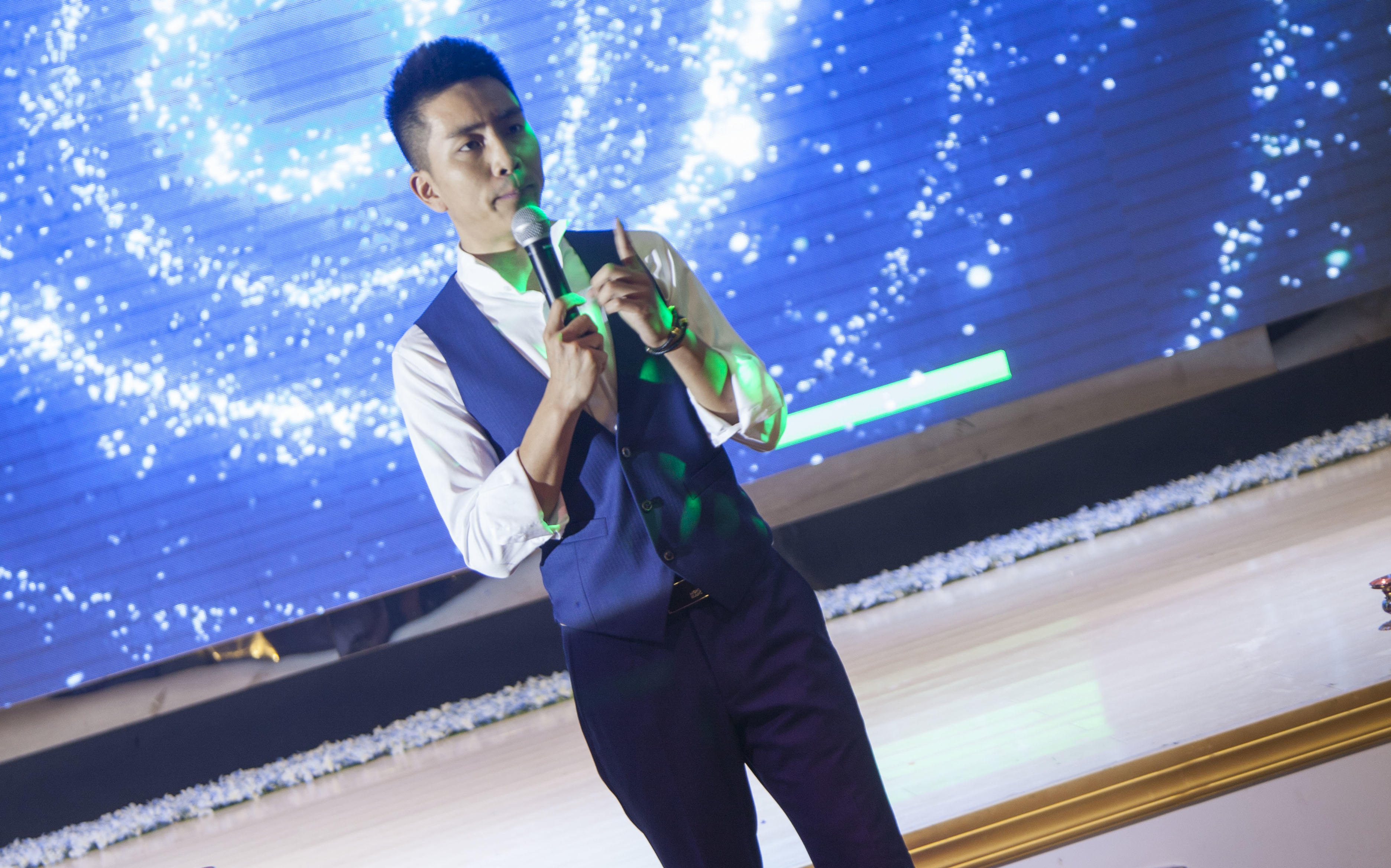 资深主持+定制主持词+温暖稳重大气+专属音乐