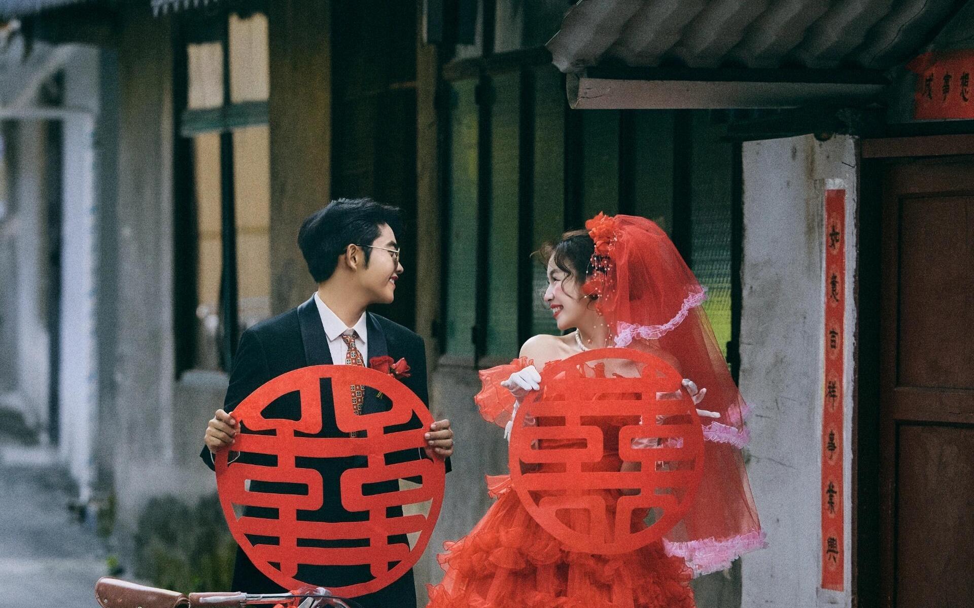 大紅裙+BB機(jī)，一起搖擺?90年代復(fù)古港風(fēng)