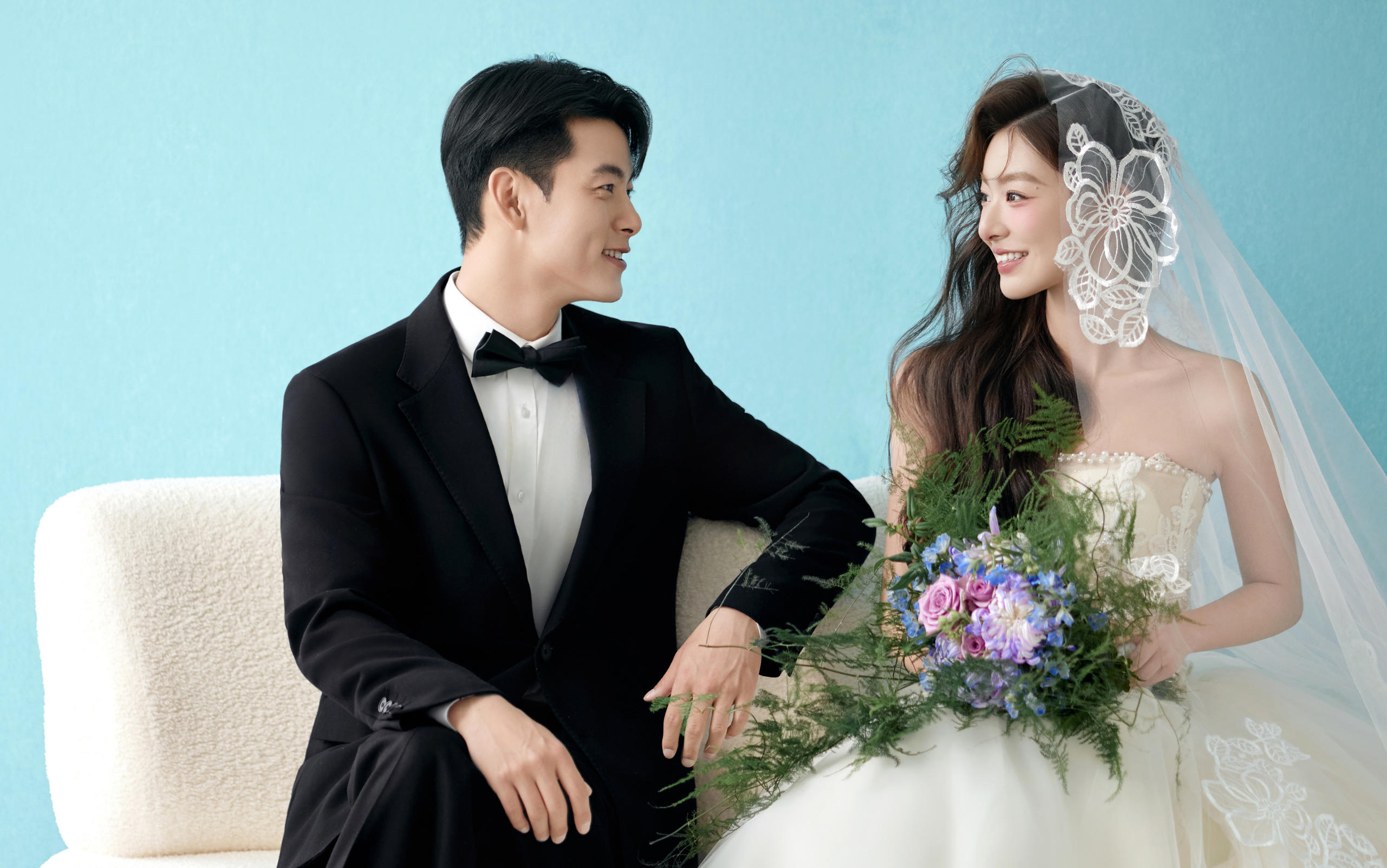 极简蓝调婚纱照：头纱轻扬，花束入眸的温柔定格