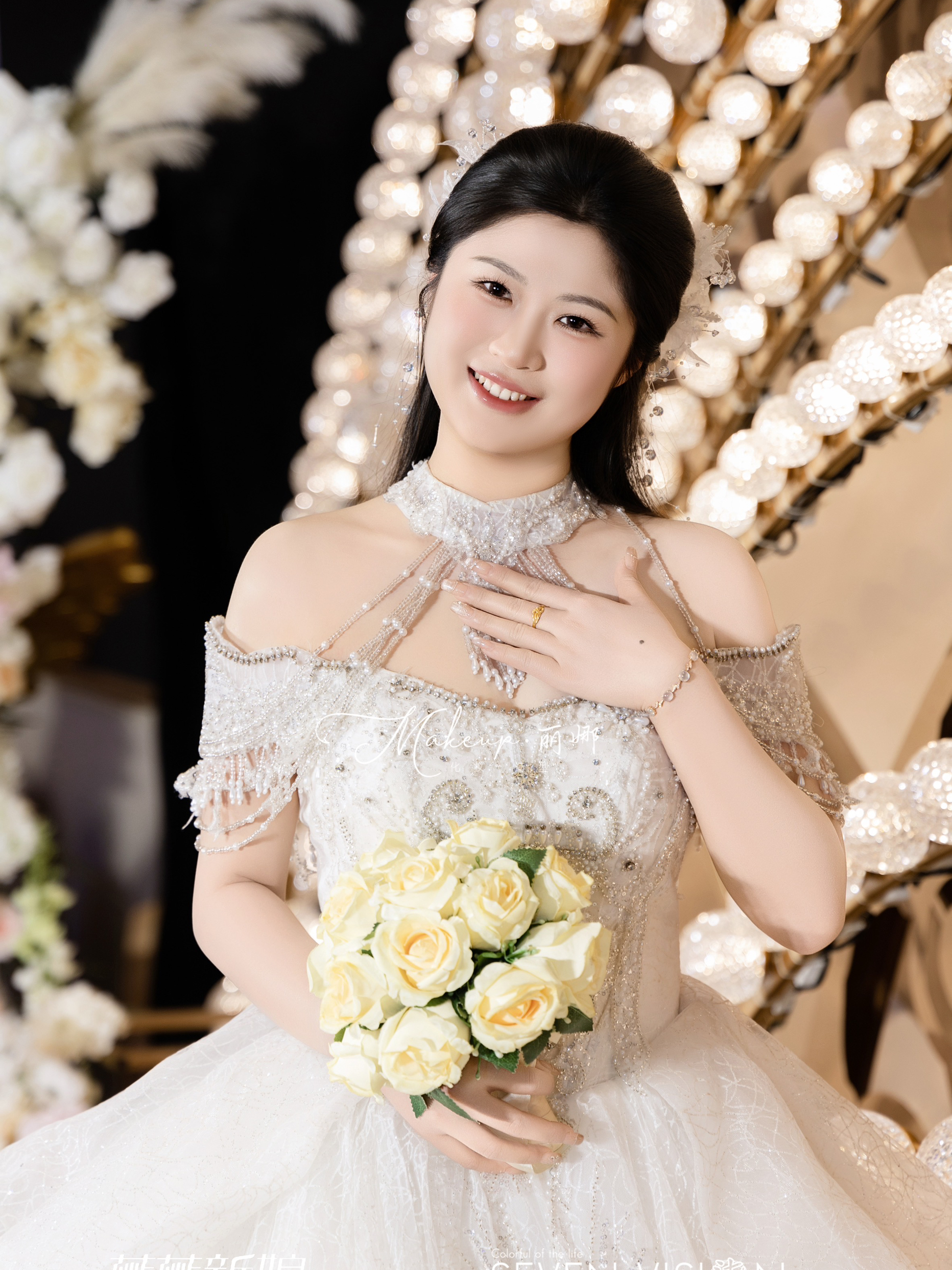 主纱半披发甜美可爱妆容