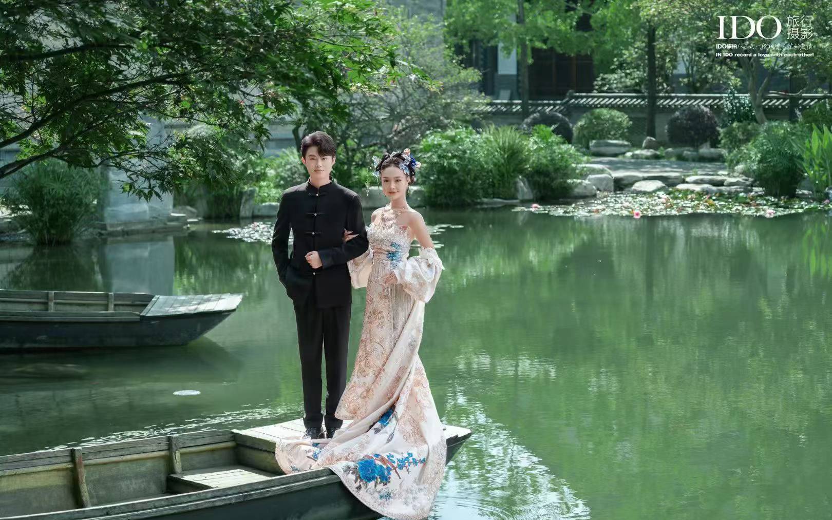 新中式園林婚照·亭臺水榭與華服的古典婚拍雅韻