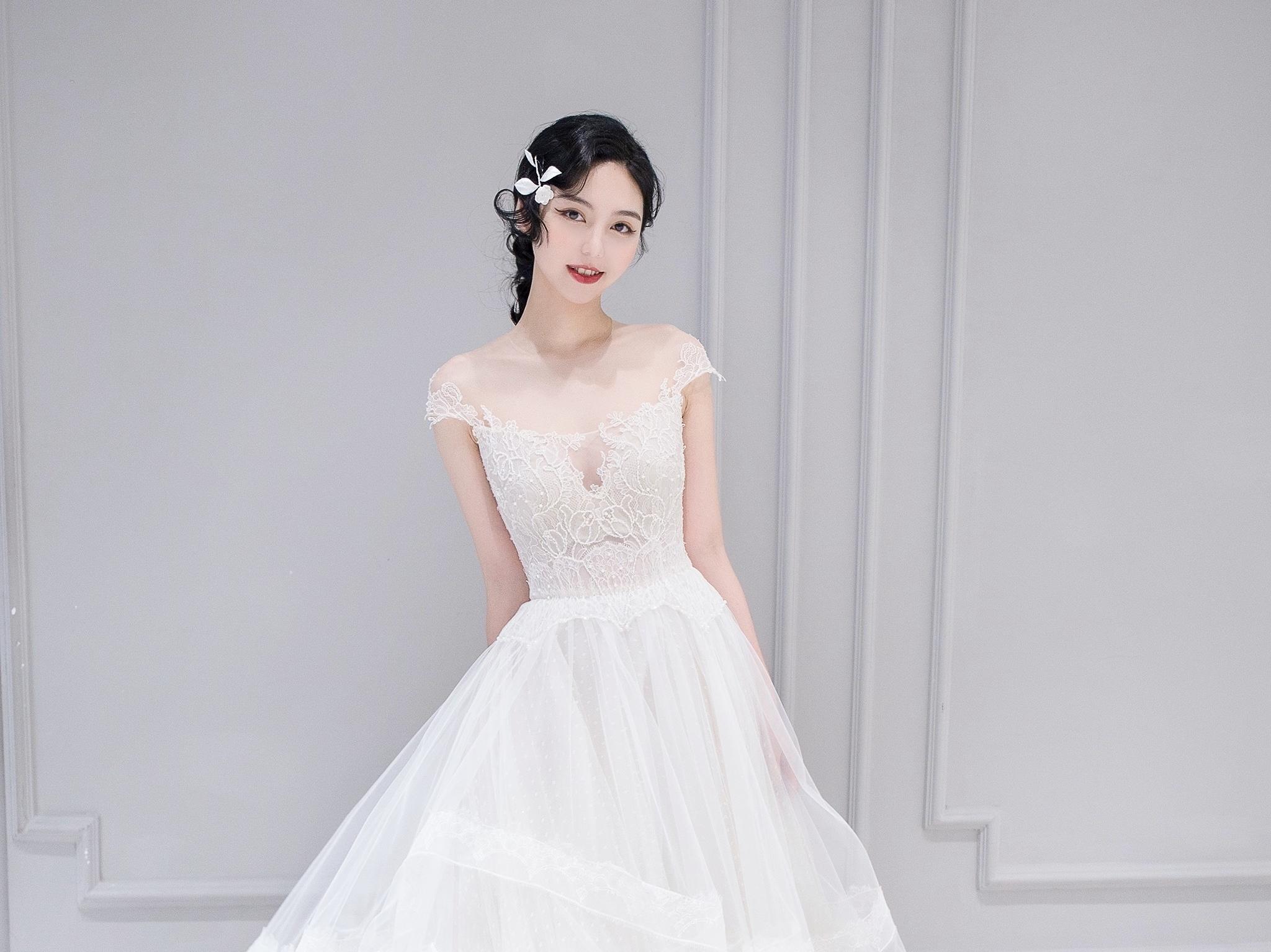 1888省心超值套餐 婚纱秀禾礼服+跟妆