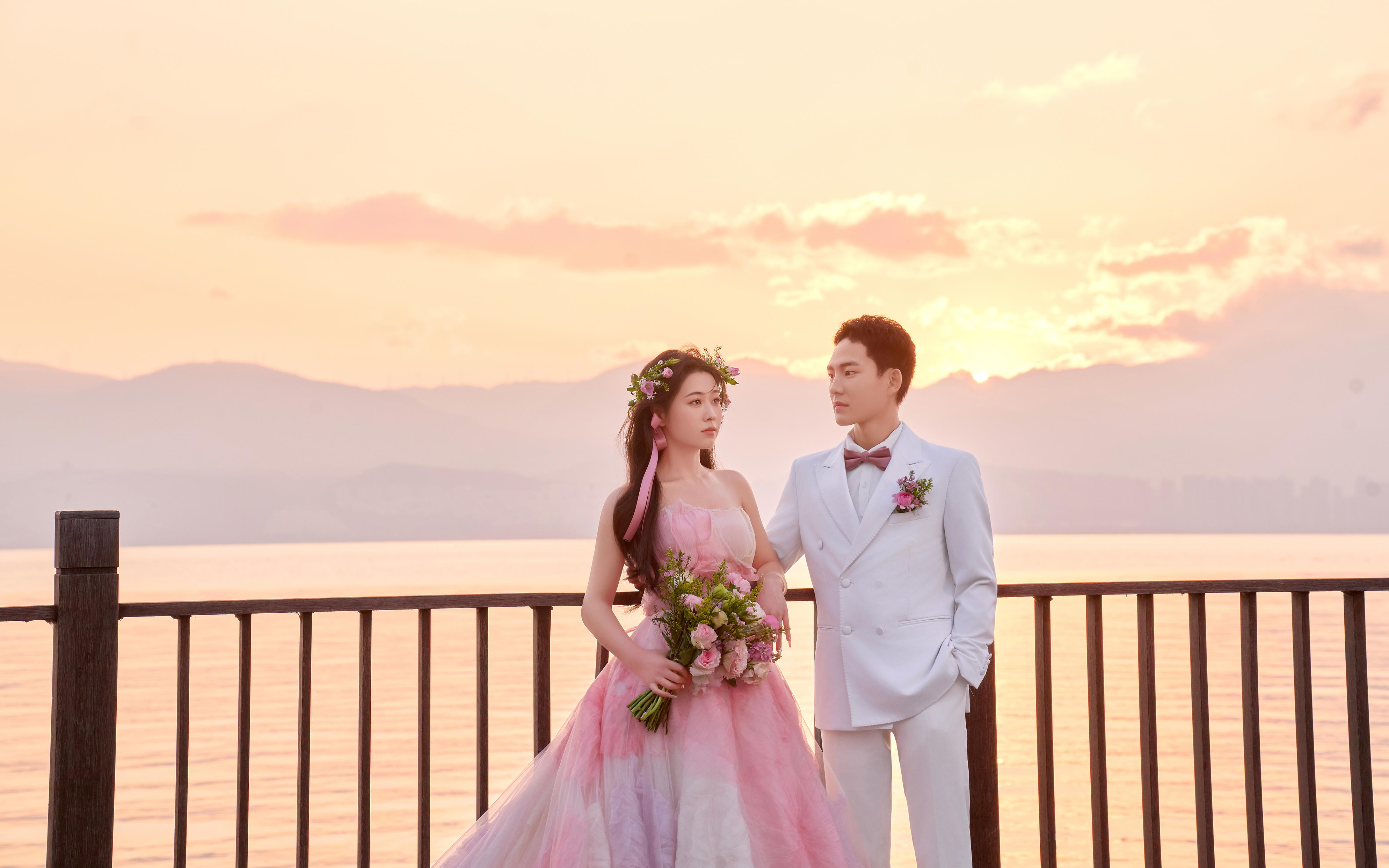 婚纱照粉纱与白色西装在大理洱海“杀疯”了