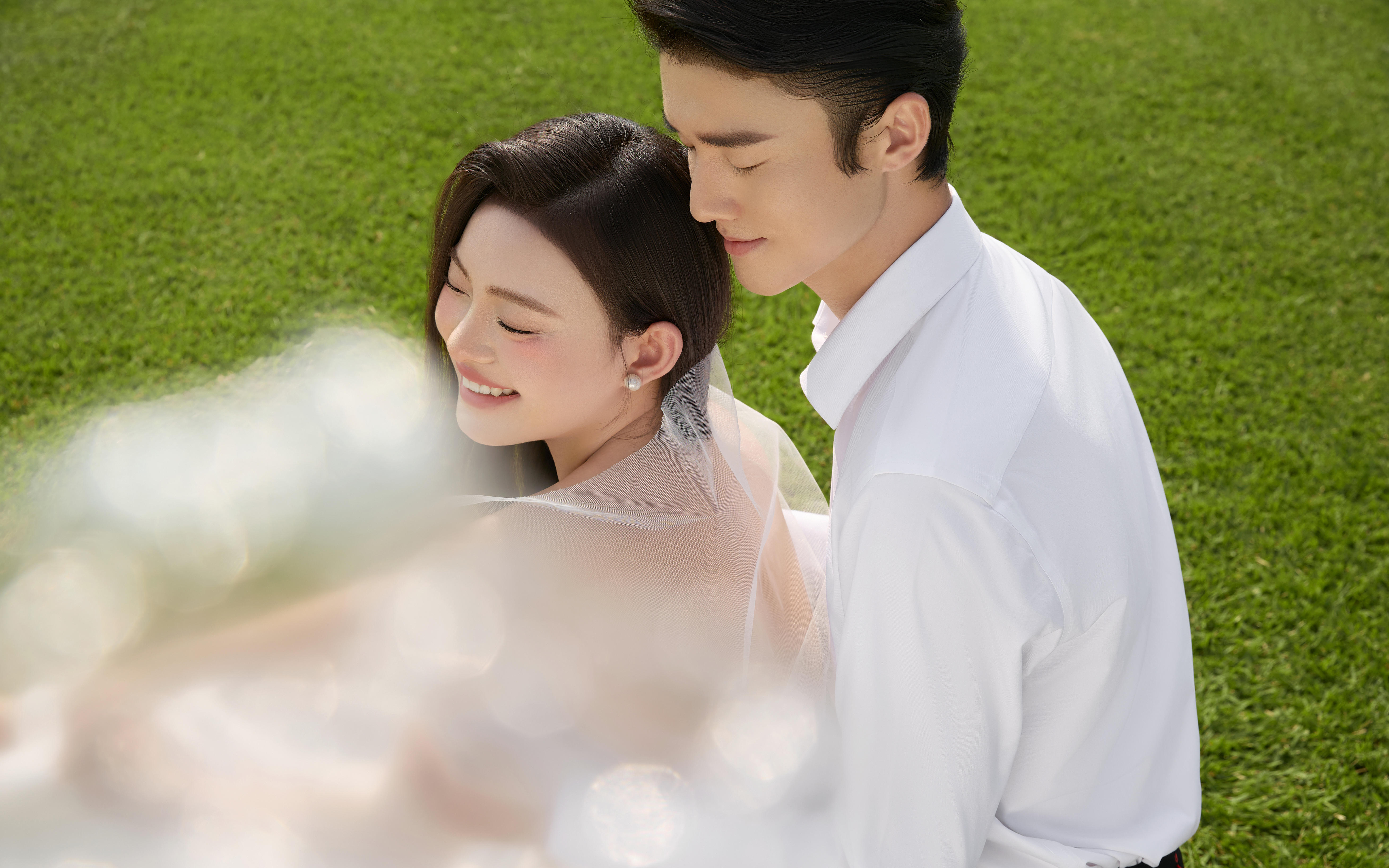 自然為詩(shī) 愛(ài)意為蔓 美上心坎的草坪婚紗照