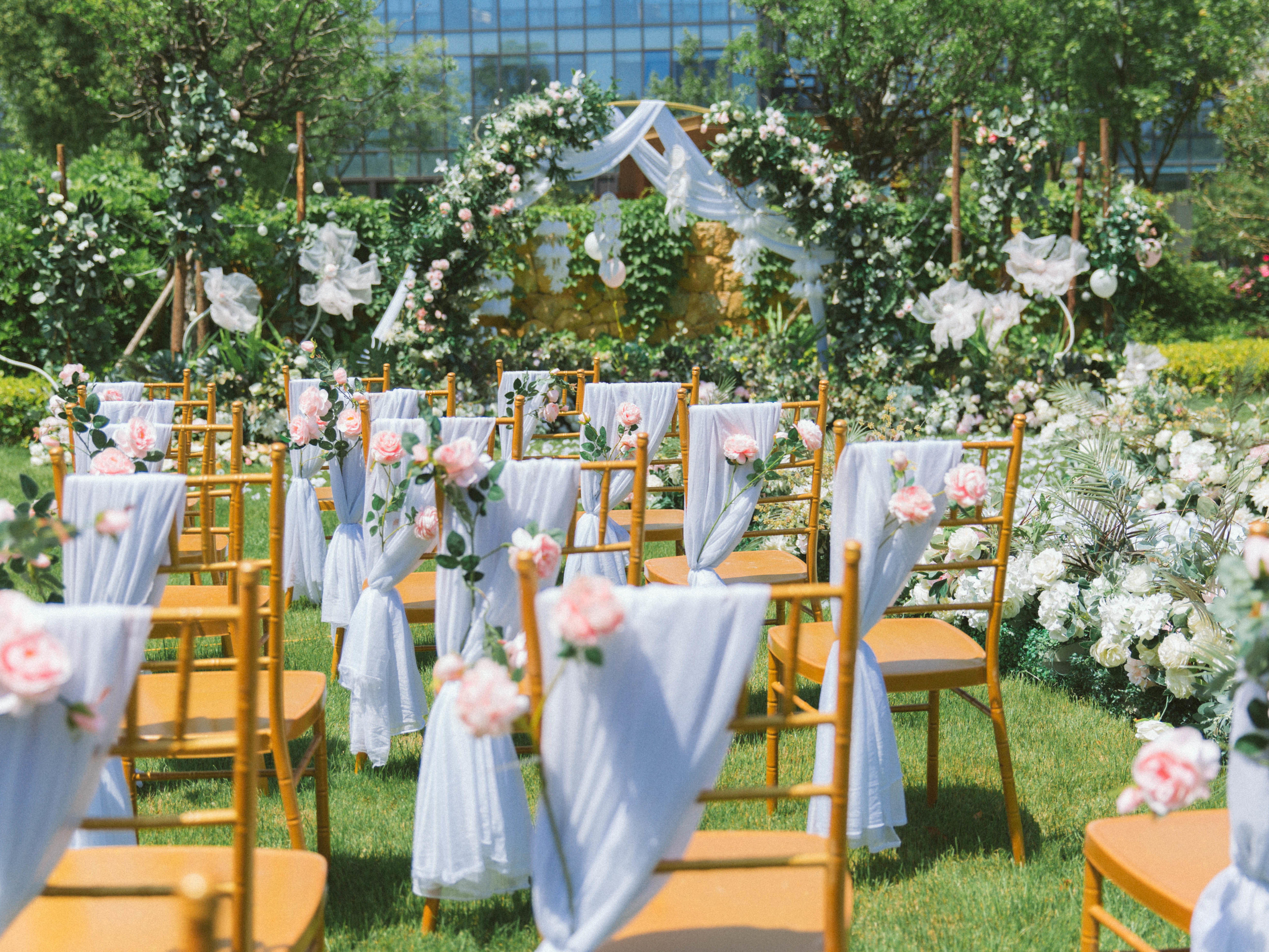 【艺空间婚礼】简约不简单的白绿色系户外草坪婚礼