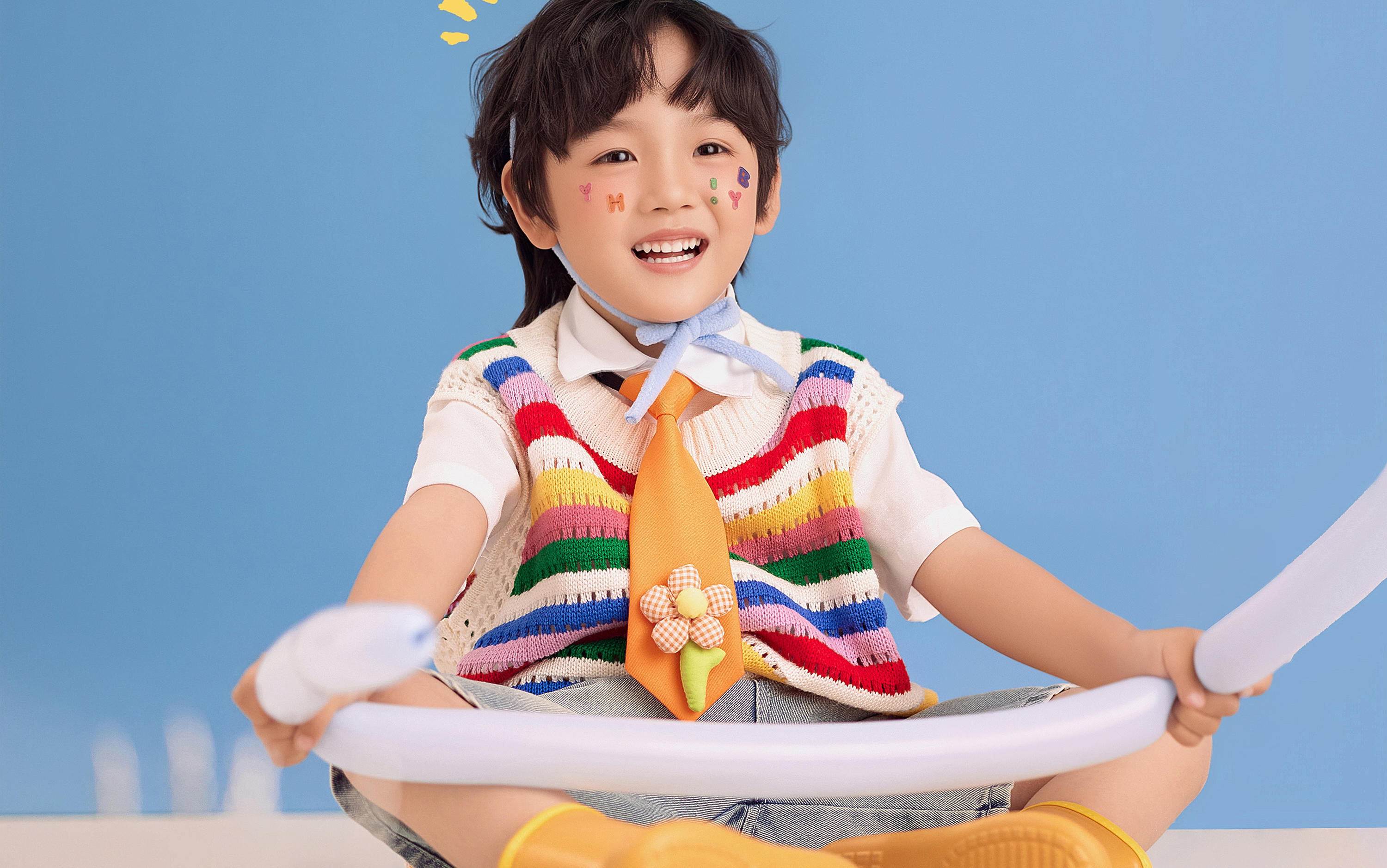 男孩彩色毛衣生日