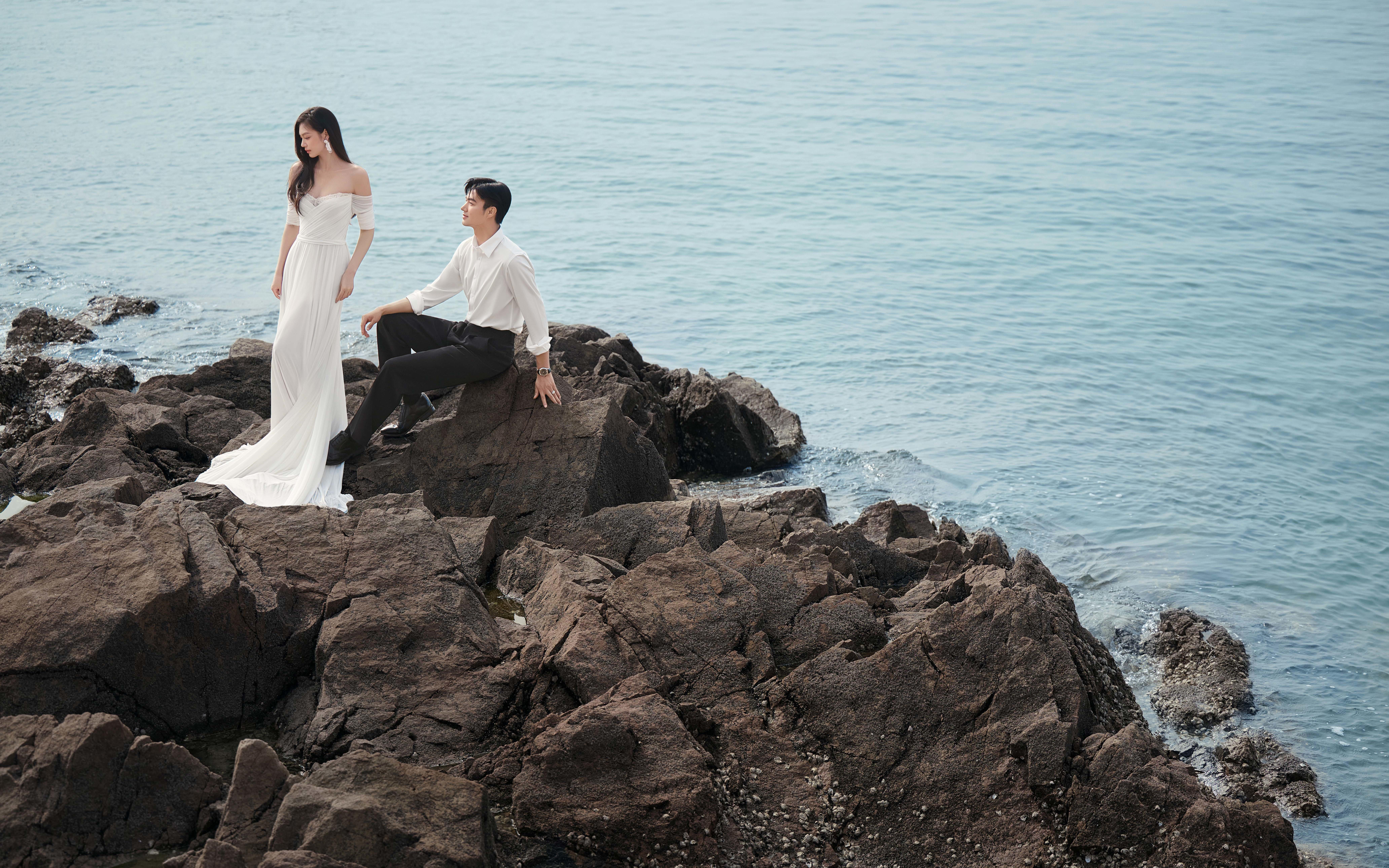 私藏礁石海 杂志感海景婚纱照美到犯规