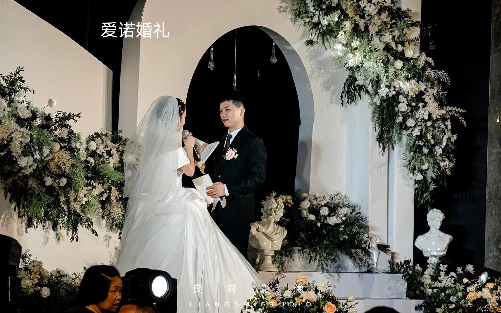 韩式白绿色婚礼布置，限时优惠