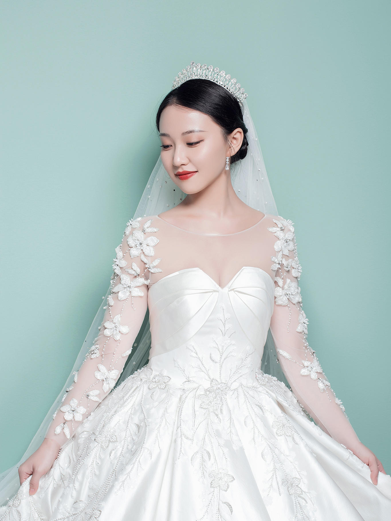 【欣薇婚纱】资深化妆师+量身定制3套造型