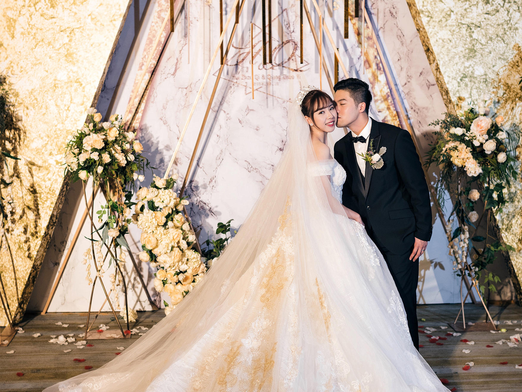 总监级摄影师+底片全送+高级单反相机+50张精修