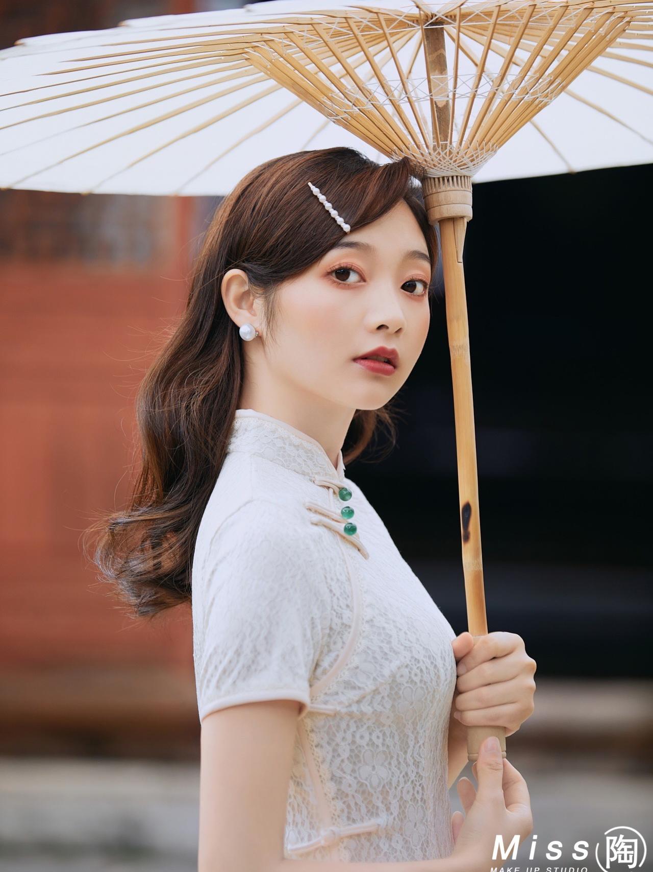 婚纱+秀禾+礼服租赁+首席化妆师跟妆+新娘浴袍