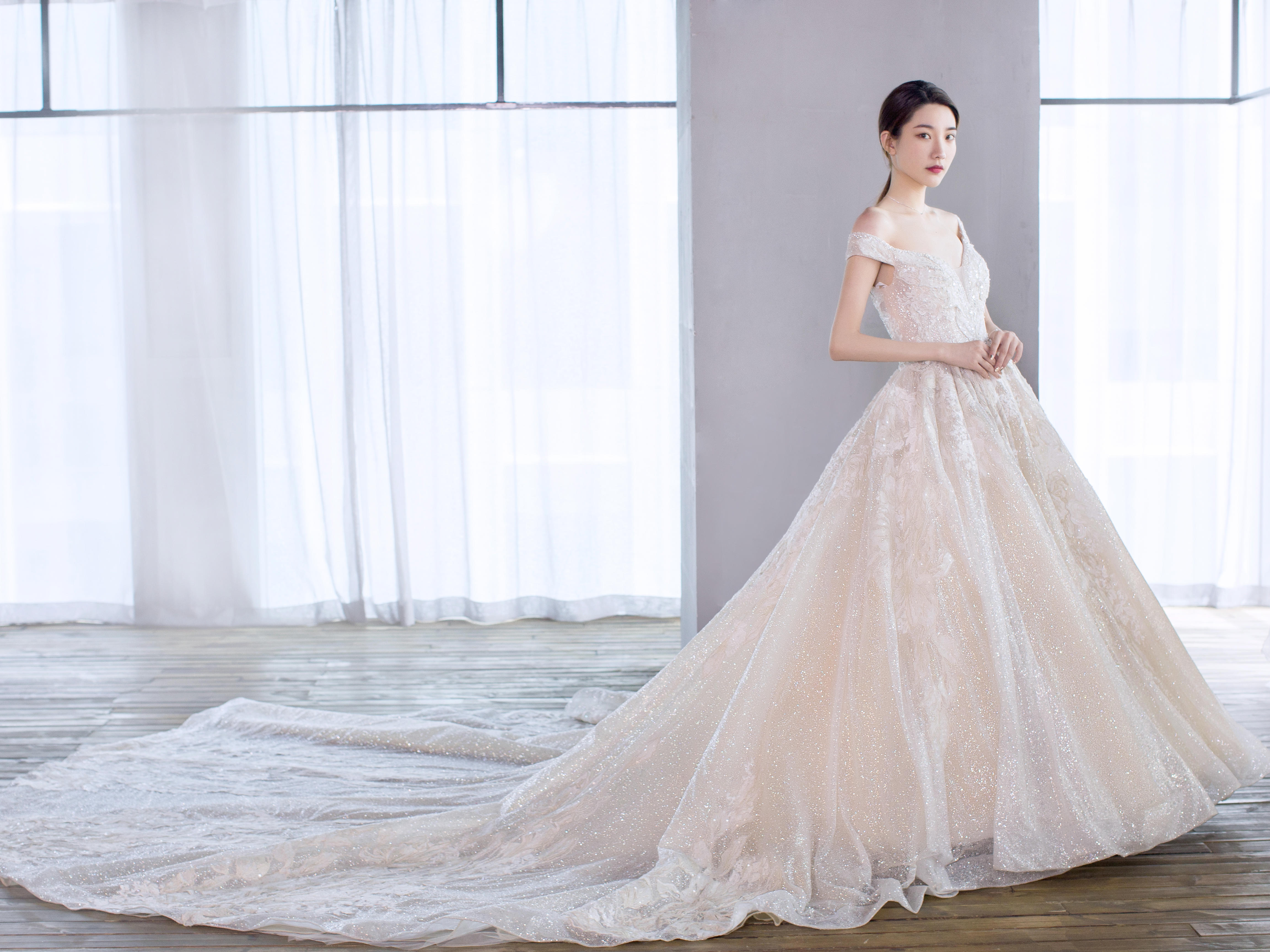 《重磅来袭》全程跟妆奢华主纱、秀禾服敬酒服服