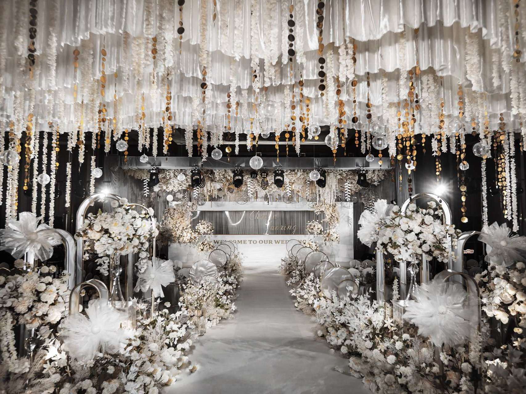   灰白色梦幻大气婚礼  