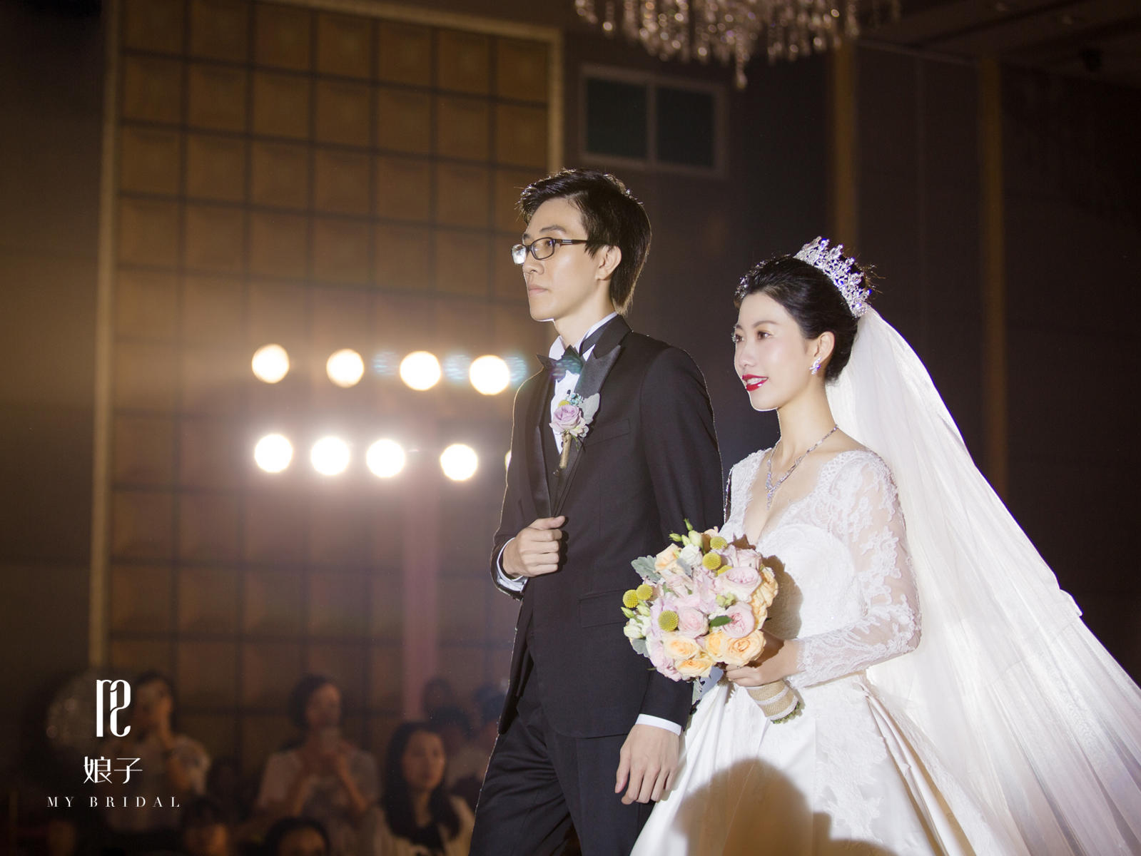 V领长袖蕾丝钉珠缎面大拖尾主纱