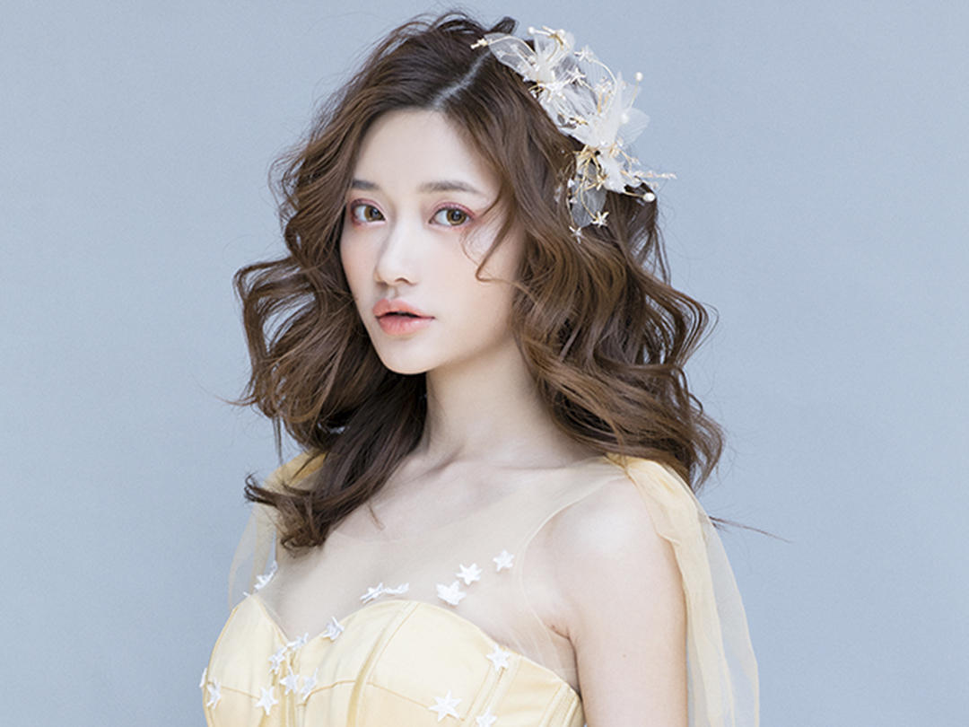 首席化妆师+定制妆容+全天跟妆+高定饰品+伴娘妆