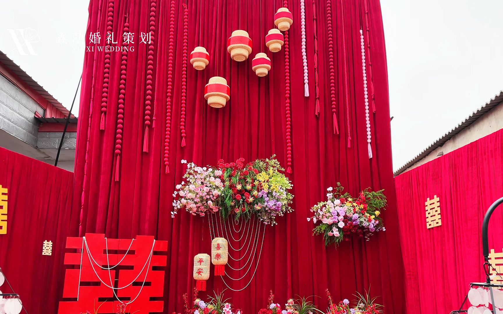 高挑背景搭配精致花门，诠释婚礼庄重与美感