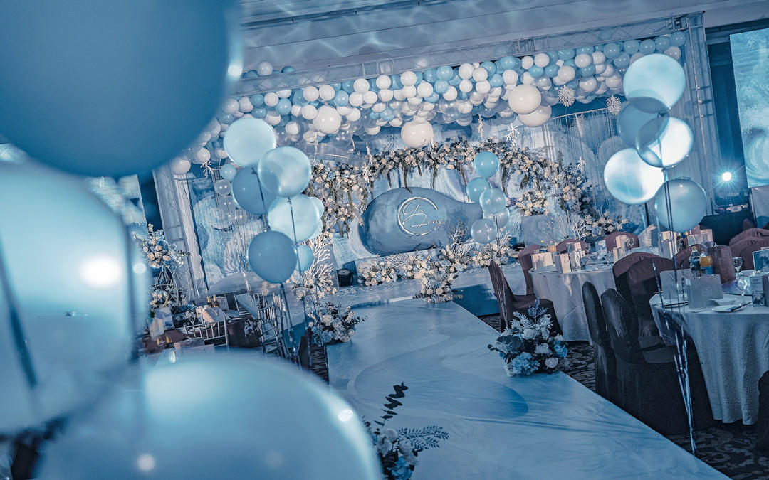 甜蜜在蓝色的海洋中摇曳，幸福在空中飘扬