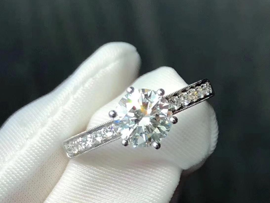 「时匠珠宝」钻戒 时尚小奢华 六爪戒托款