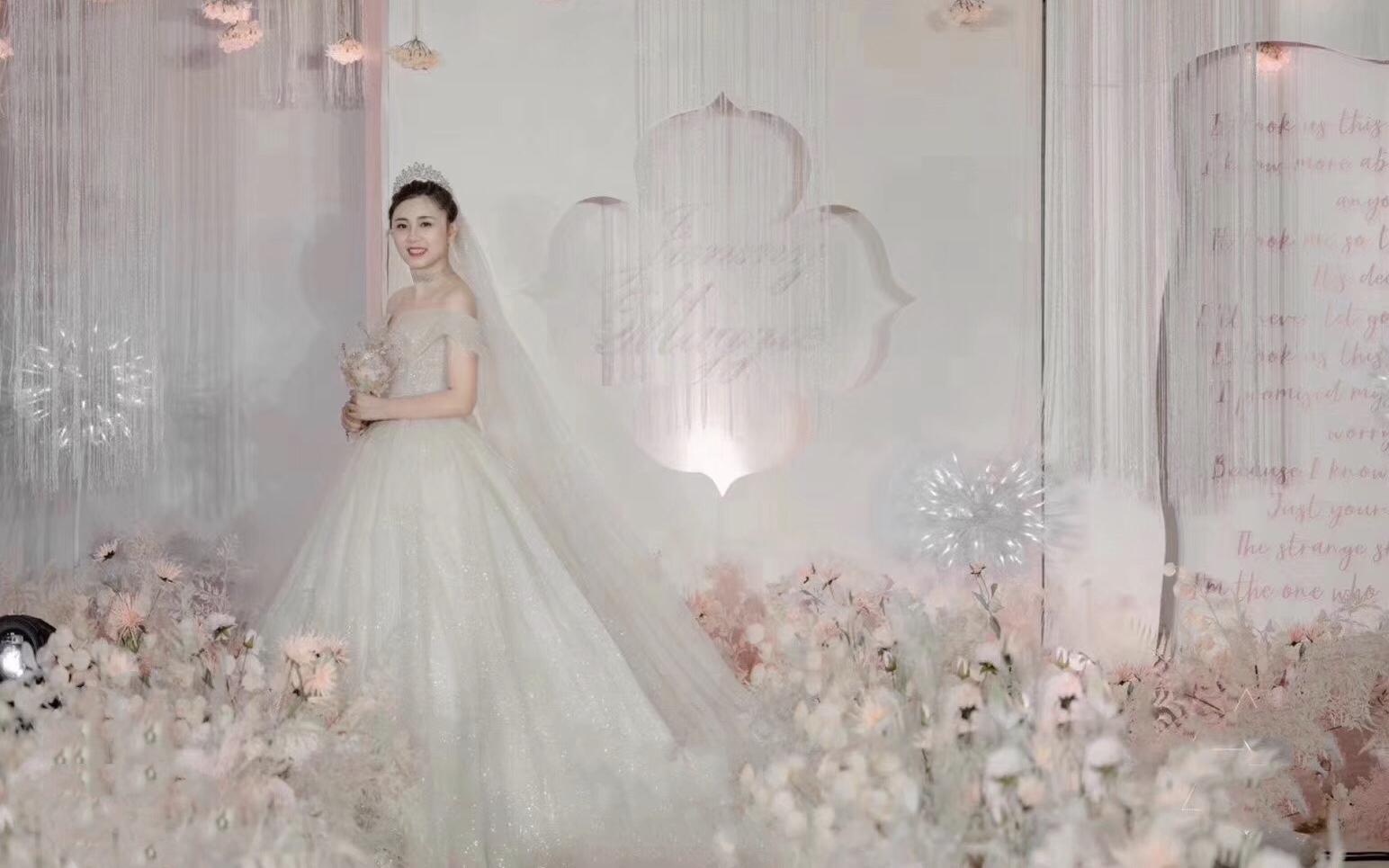 我喜欢你笑的样子 像清风拂过暖阳 眼里盛满了星光