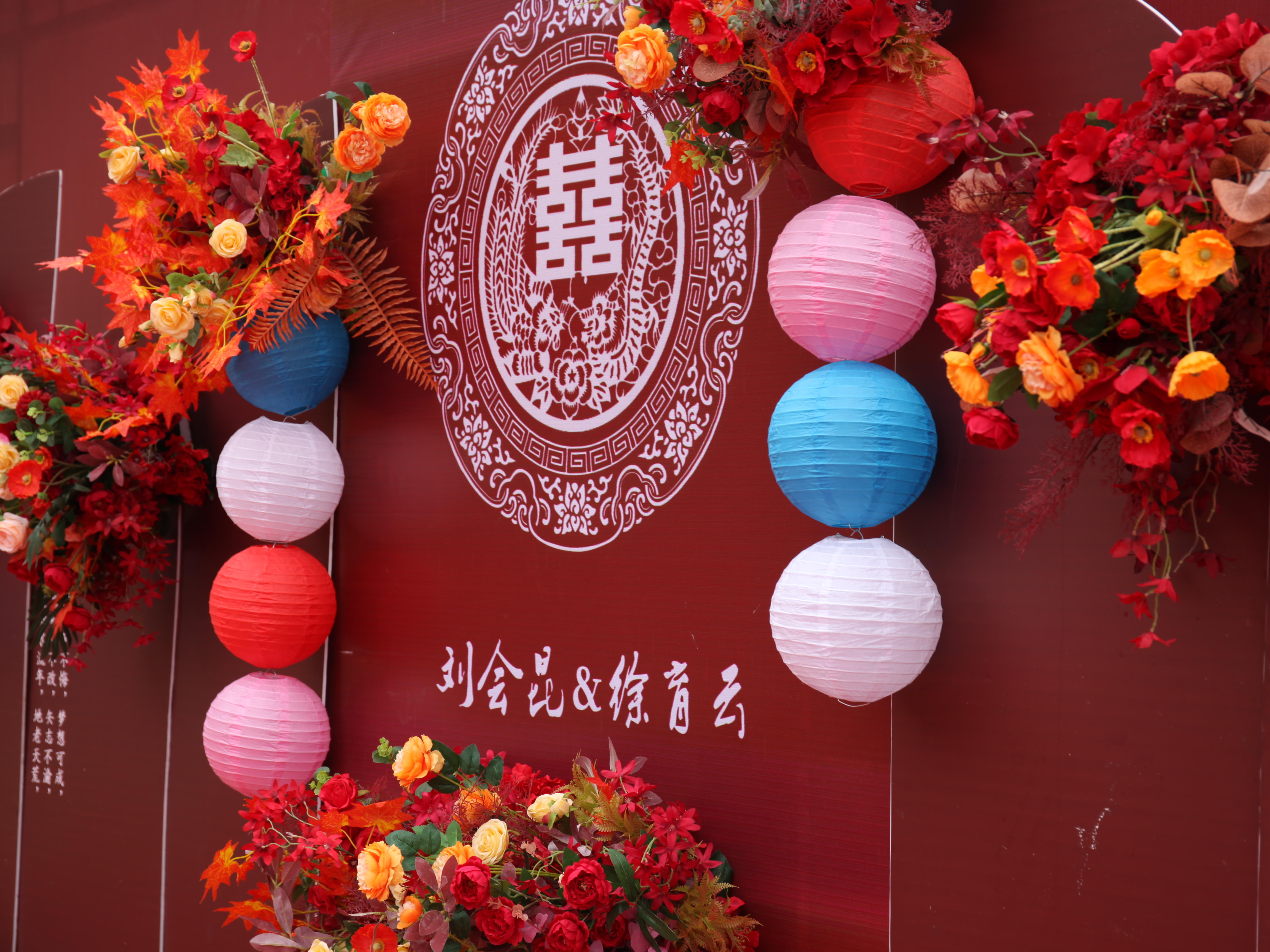 農(nóng)村祠堂門口紅色系新式婚禮，帶點傳統(tǒng)但又年輕